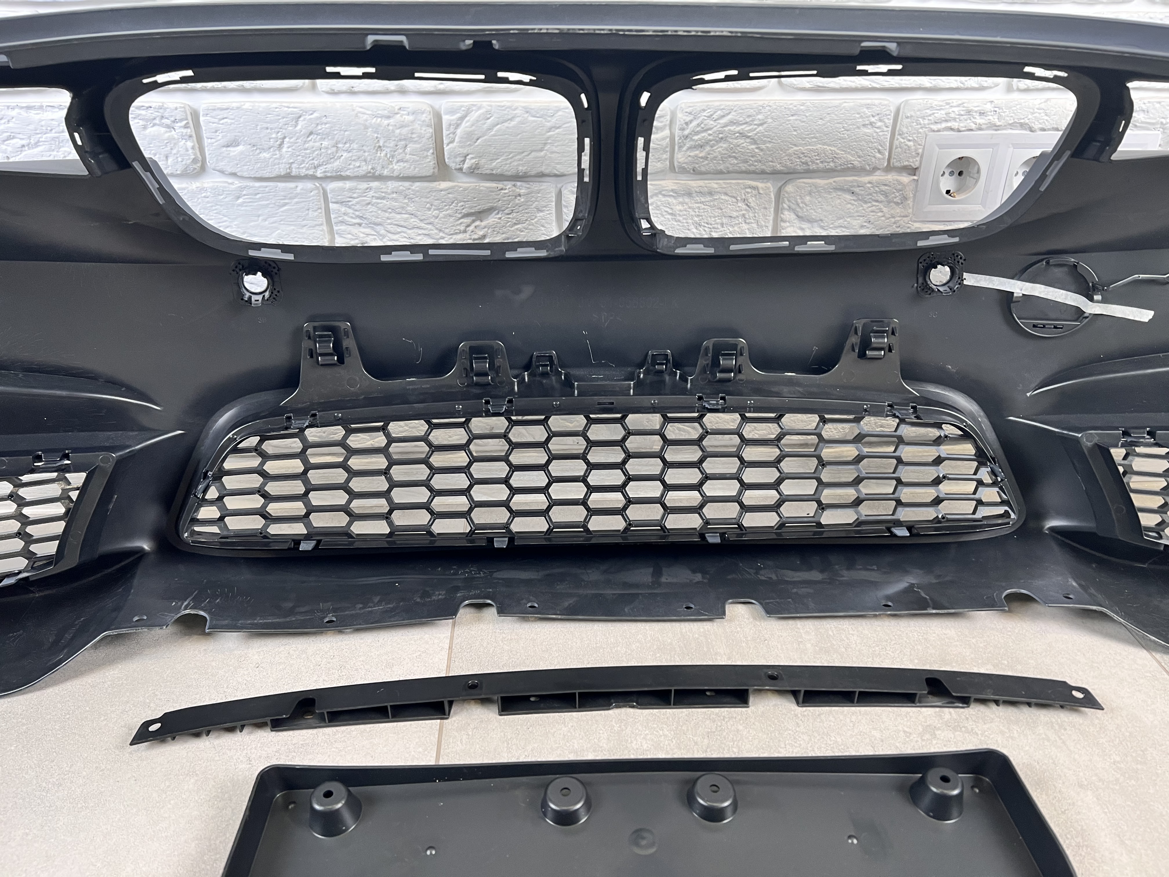 Передній бампер M3 стиль BMW 3 Series F30 F31 2012-2018 (під омивачі / з отворами під парктроніки) 6