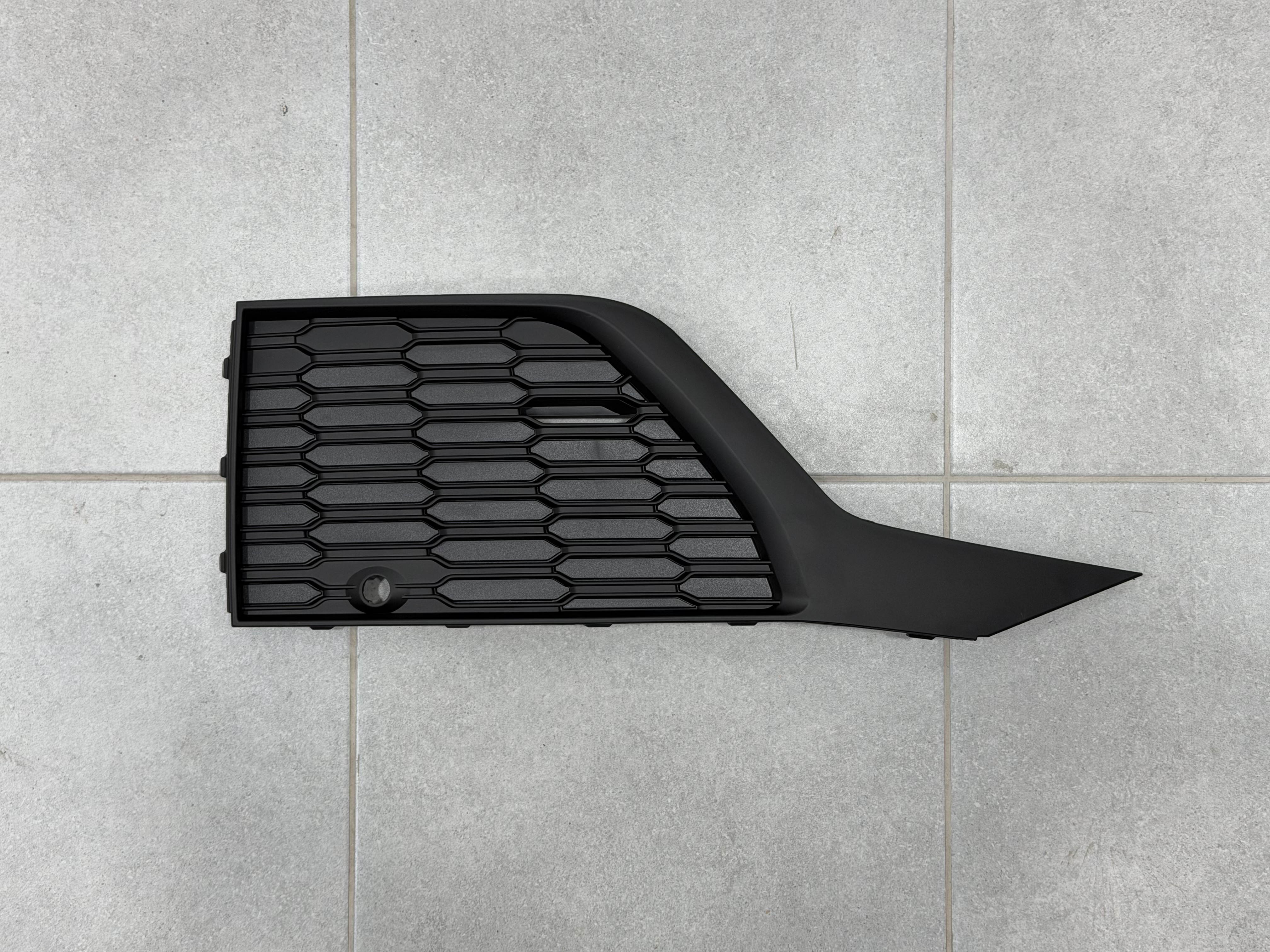 Решітка бампера права 4M0890682B S-Line BLACK для Audi Q7 2020-2024
