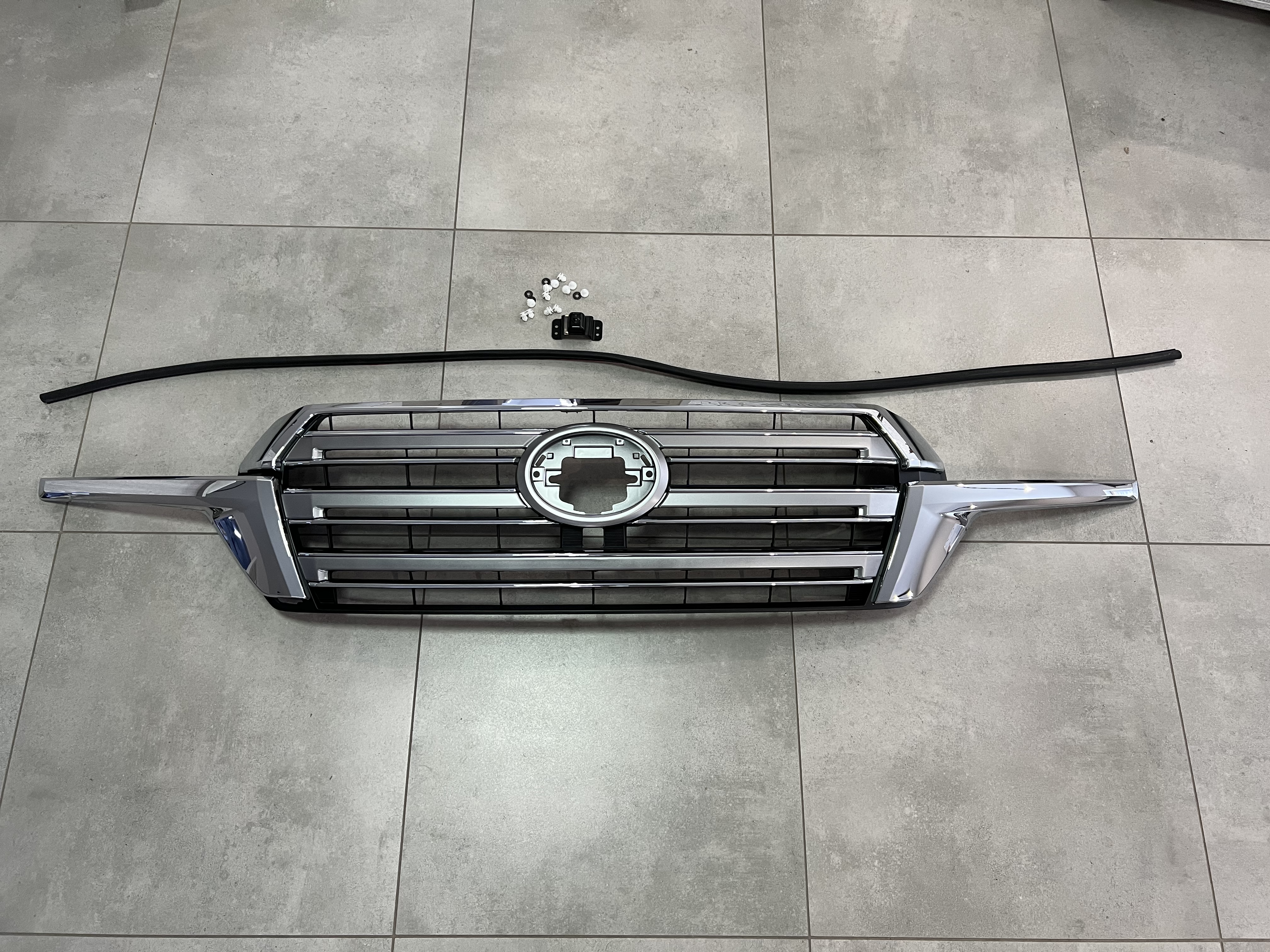 Решітка радіатора з віями Toyota Land Cruiser 200 2016+ СІРА 4