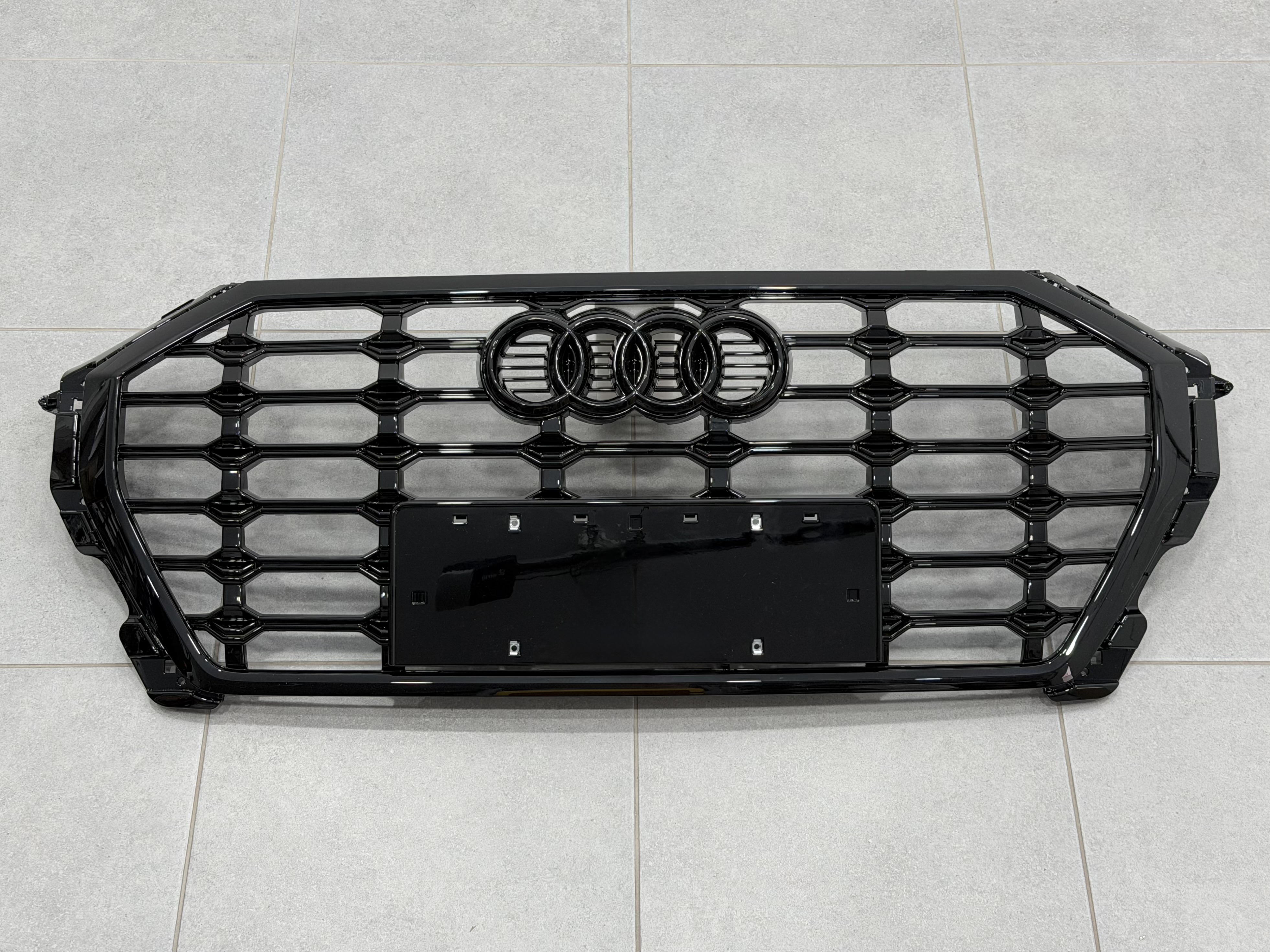 Решітка радіатора S-line BLACK Audi Q3 2019- 2