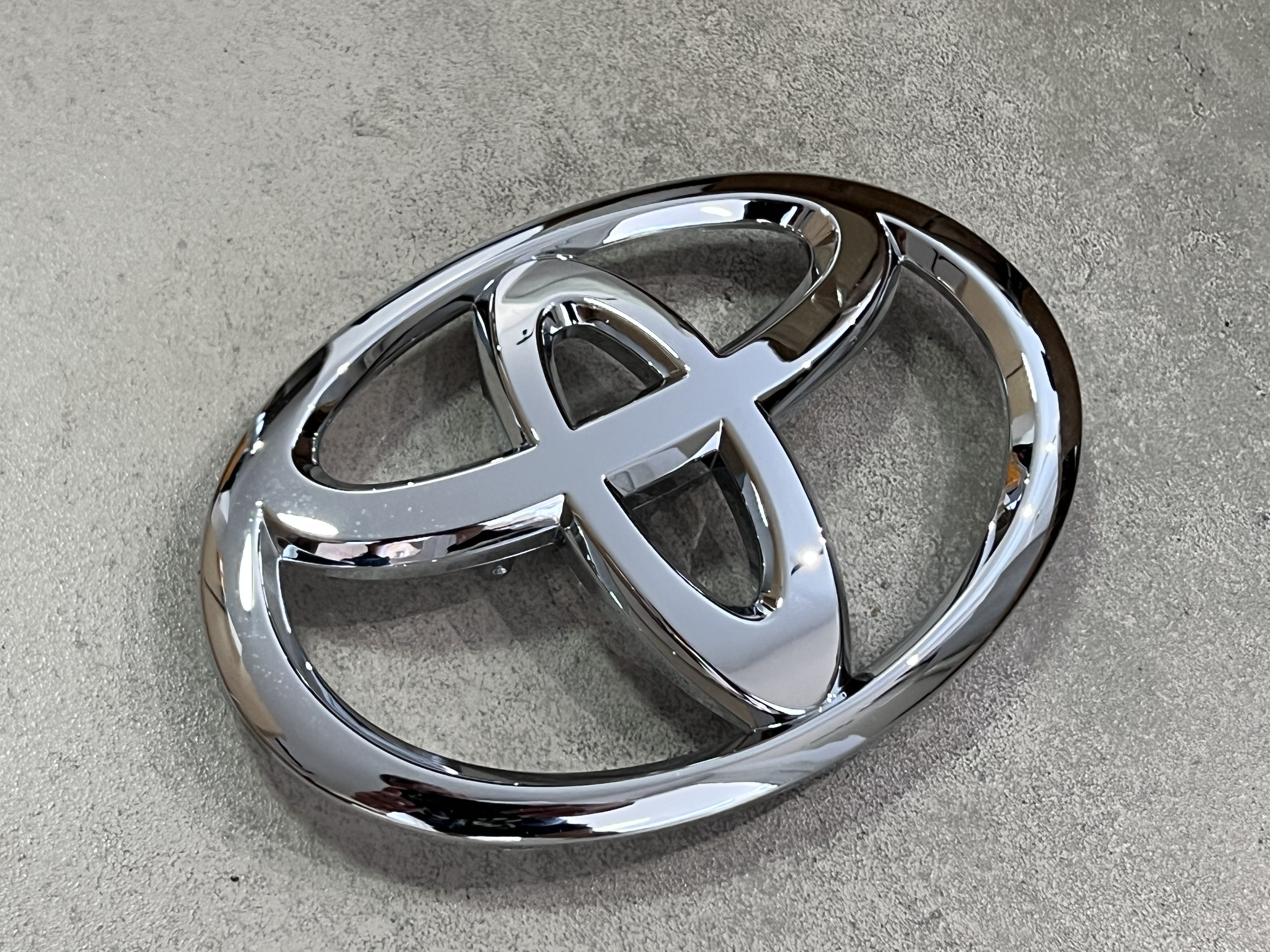 Лого емблема на решітку Toyota Land Cruiser 200 2012-2015 2