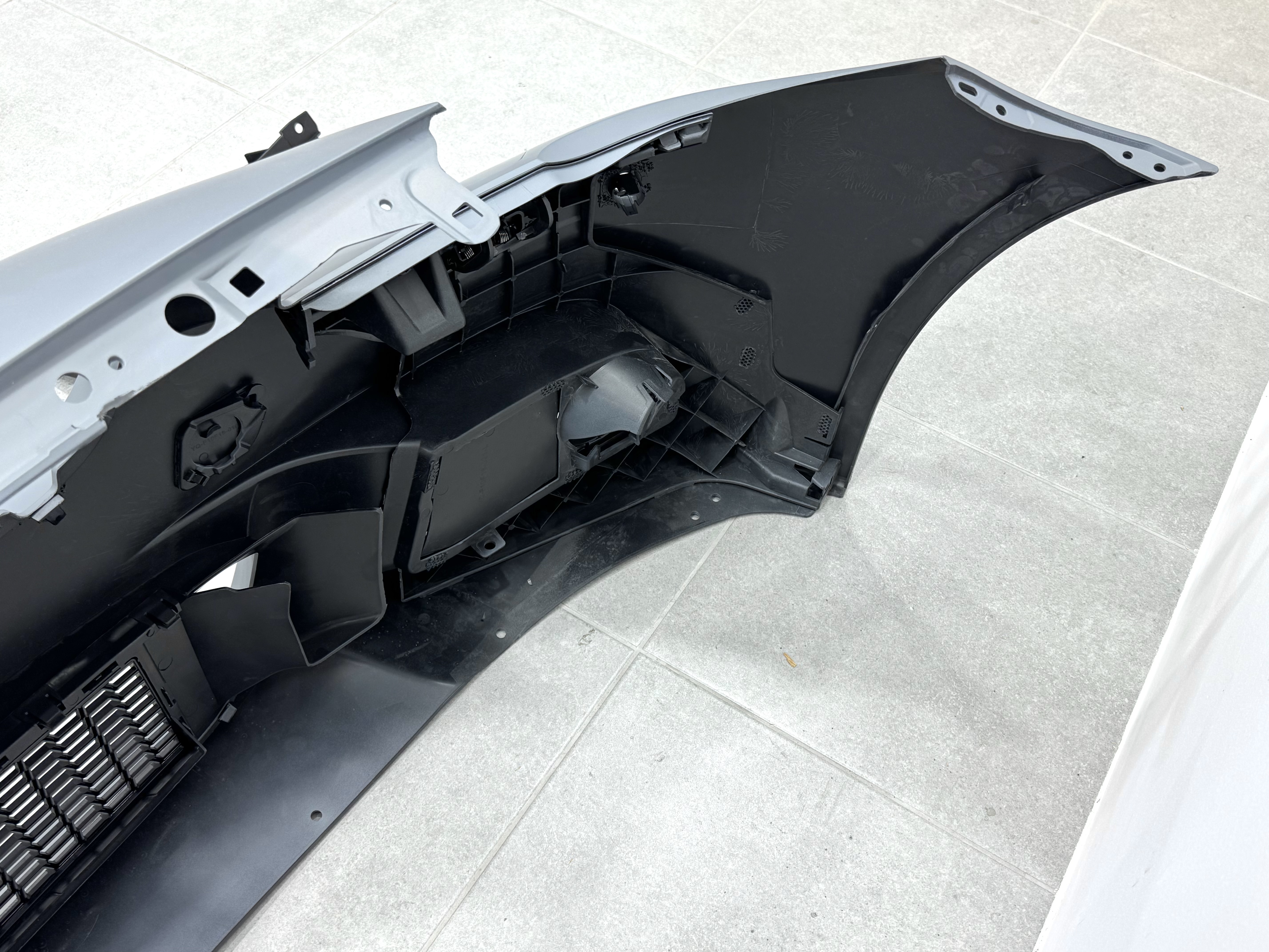 Передній бампер у зборі M Paket BMW 5 Series F10 F11 2010-2013 (під омивачі / з отворами під парктроніки / з отворами туманок) 6
