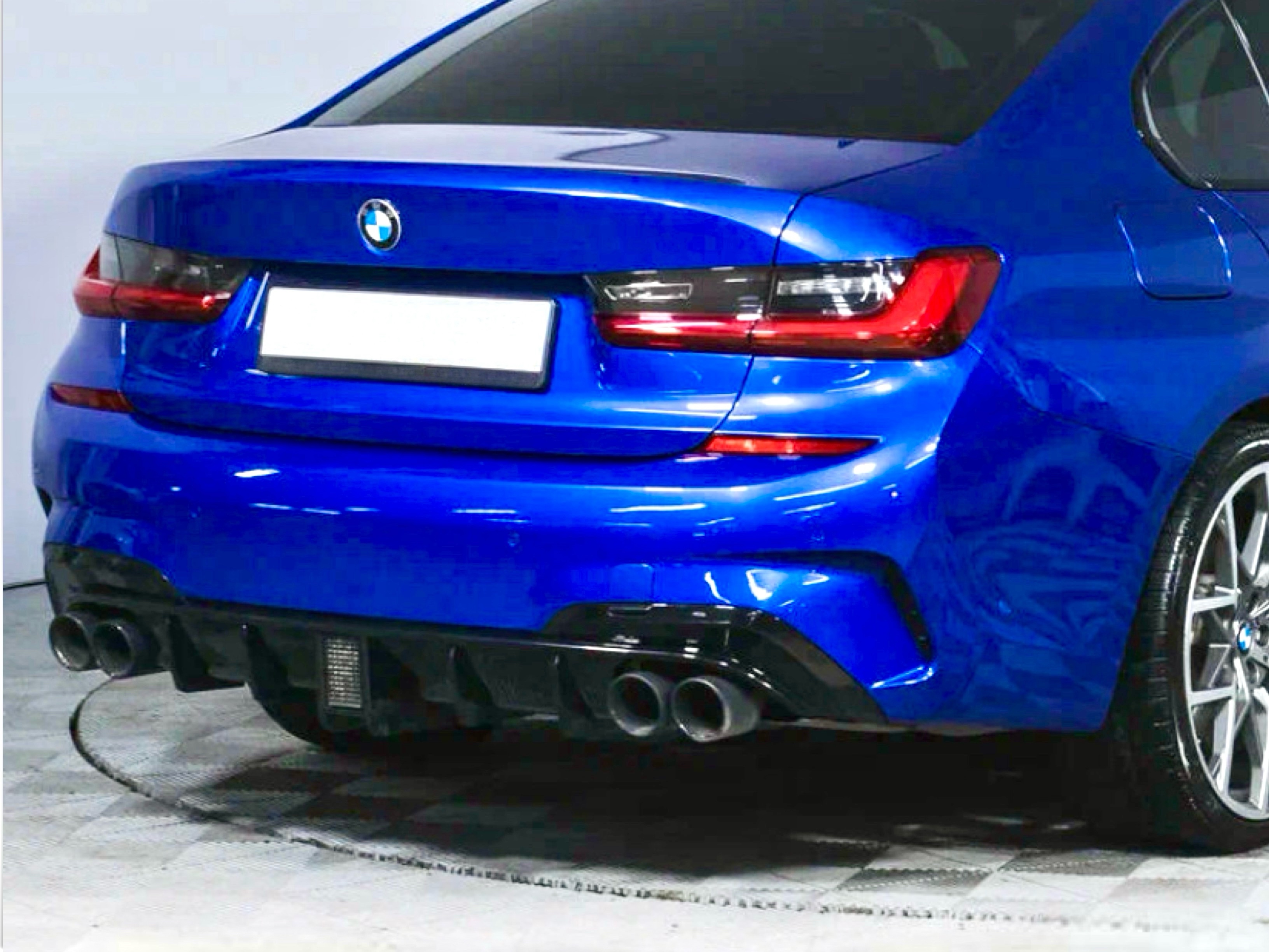 Дифузор накладка заднього бампера зі стопом BMW 3 series G20 2018-2022 колір чорний глянець 2