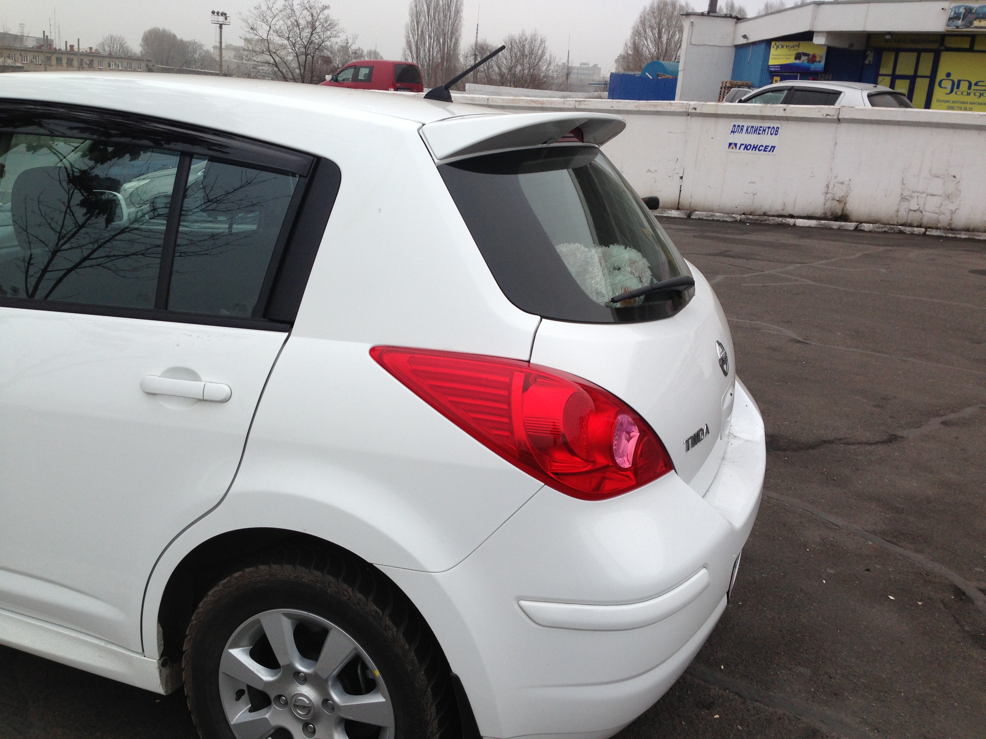 Спойлер козирок Nissan Tiida 2006-2013 ABS пластик під фарбування 2