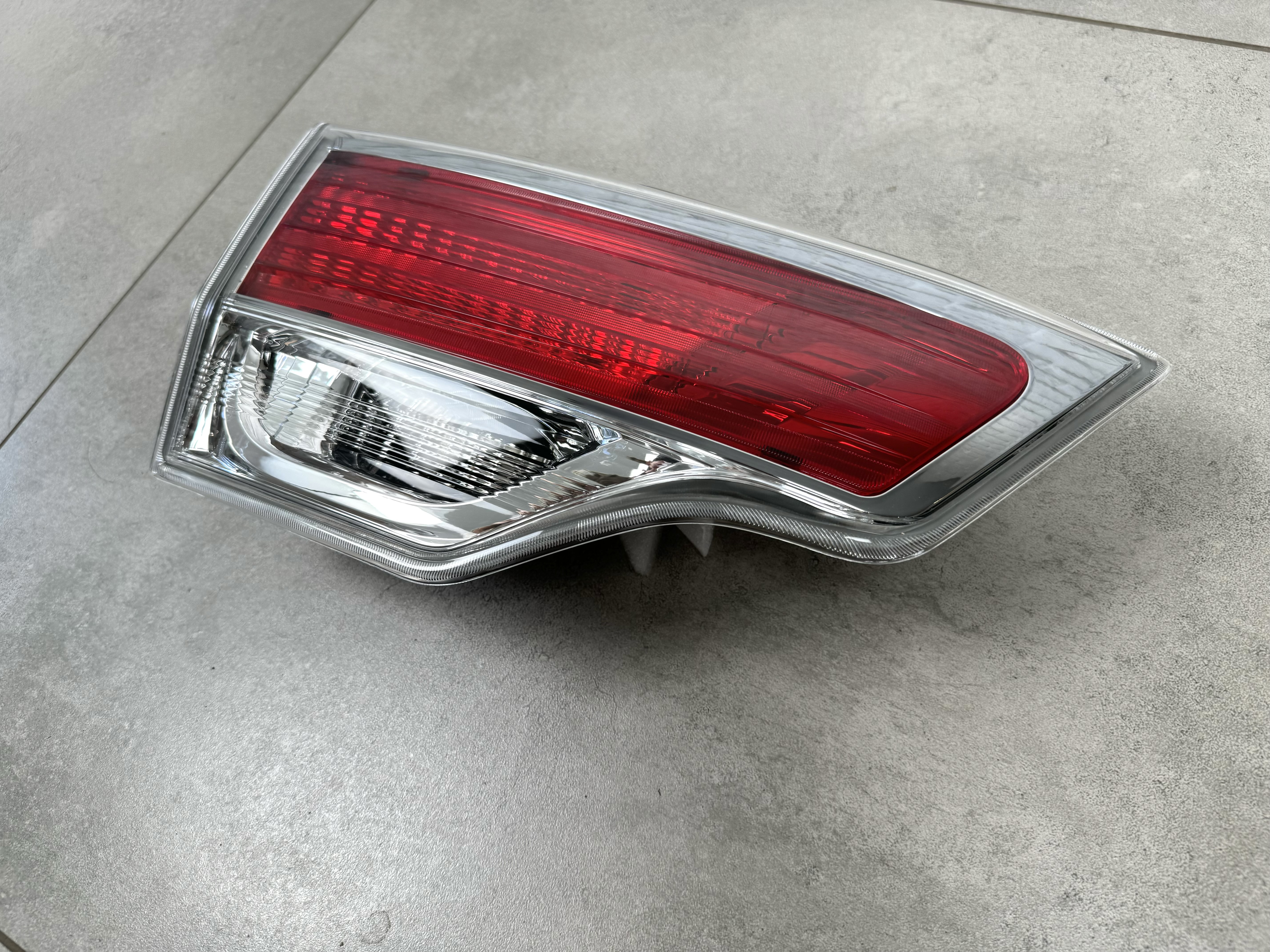Задній ліхтар лівий внутрішній Toyota Highlander 2014-2016 4