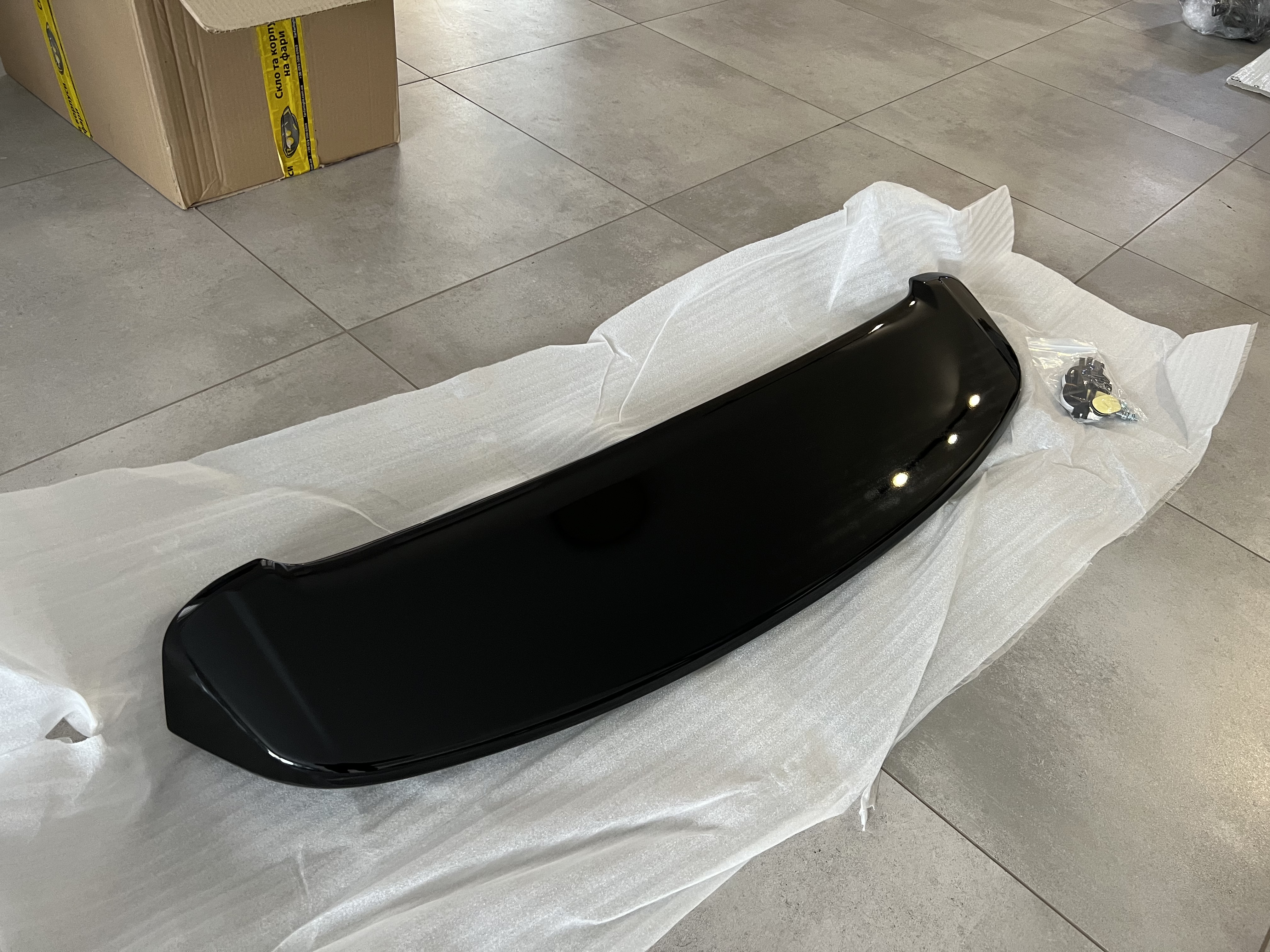 Спойлер козирок Toyota Land Cruiser 200 2007-2015 ABS пластик чорний колір 5
