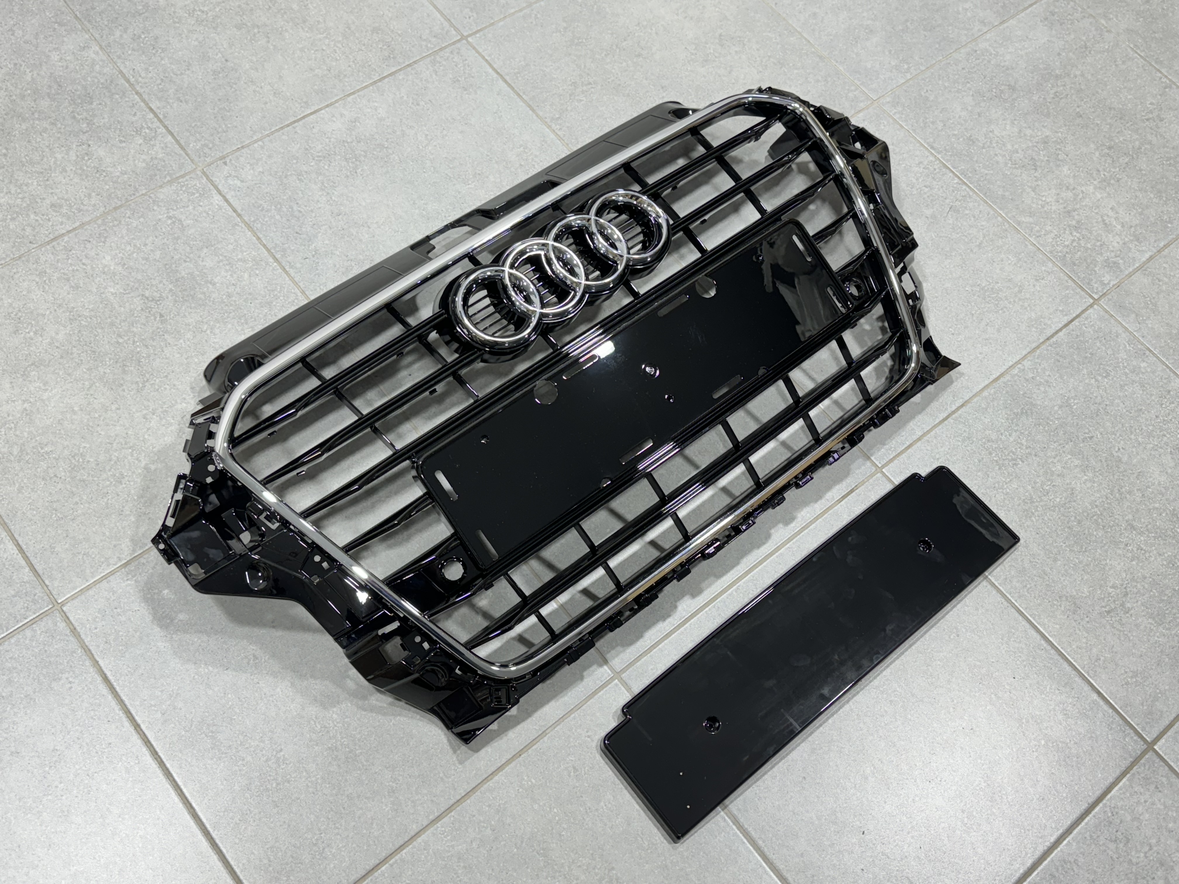 Решітка радіатора для Audi A3 2012-2016 чорна з хромом 2