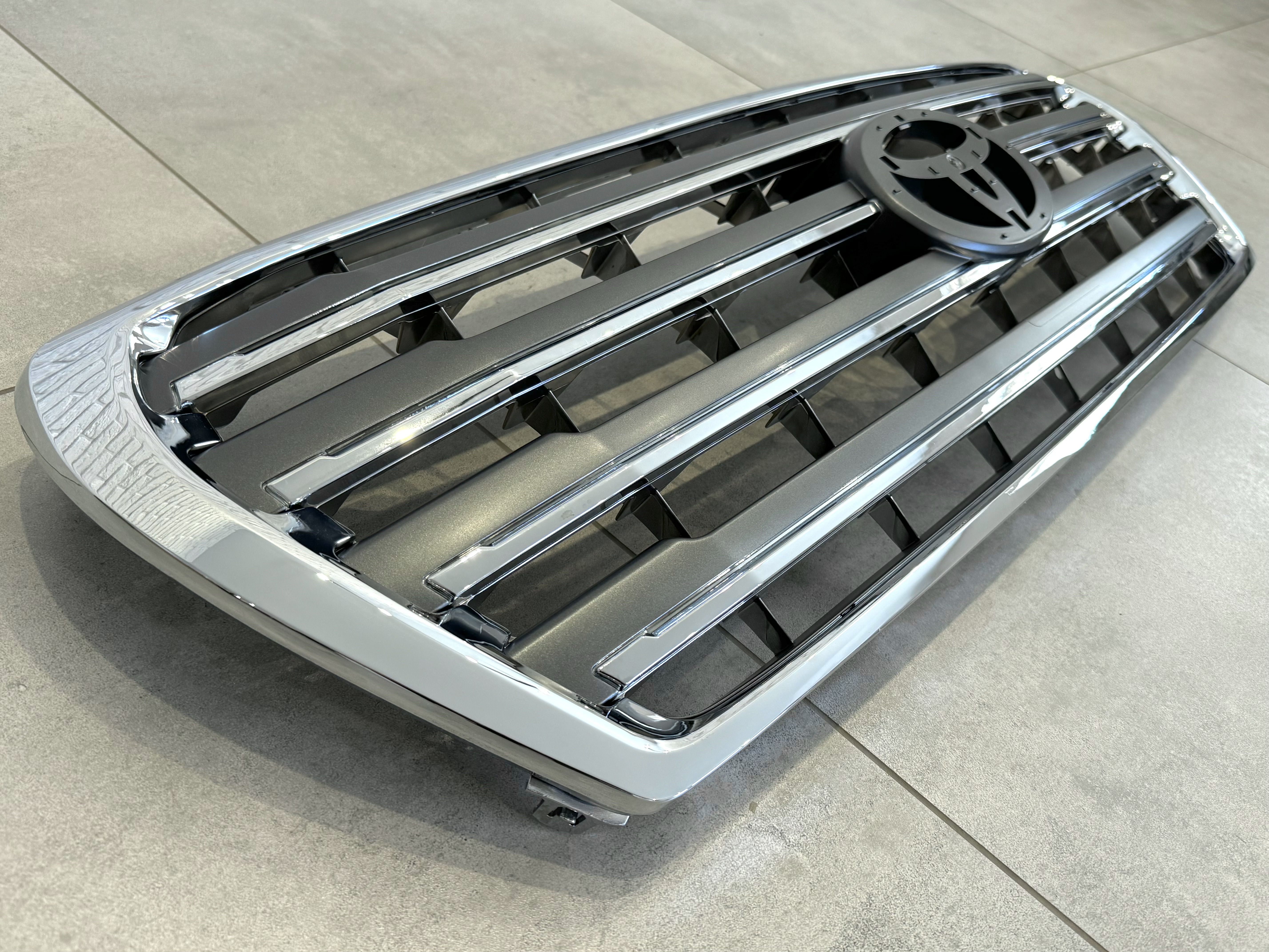 Решітка радіатора дизайн рестайлінг 2012 Toyota Land Cruiser 200 2007-2015 сіра 2