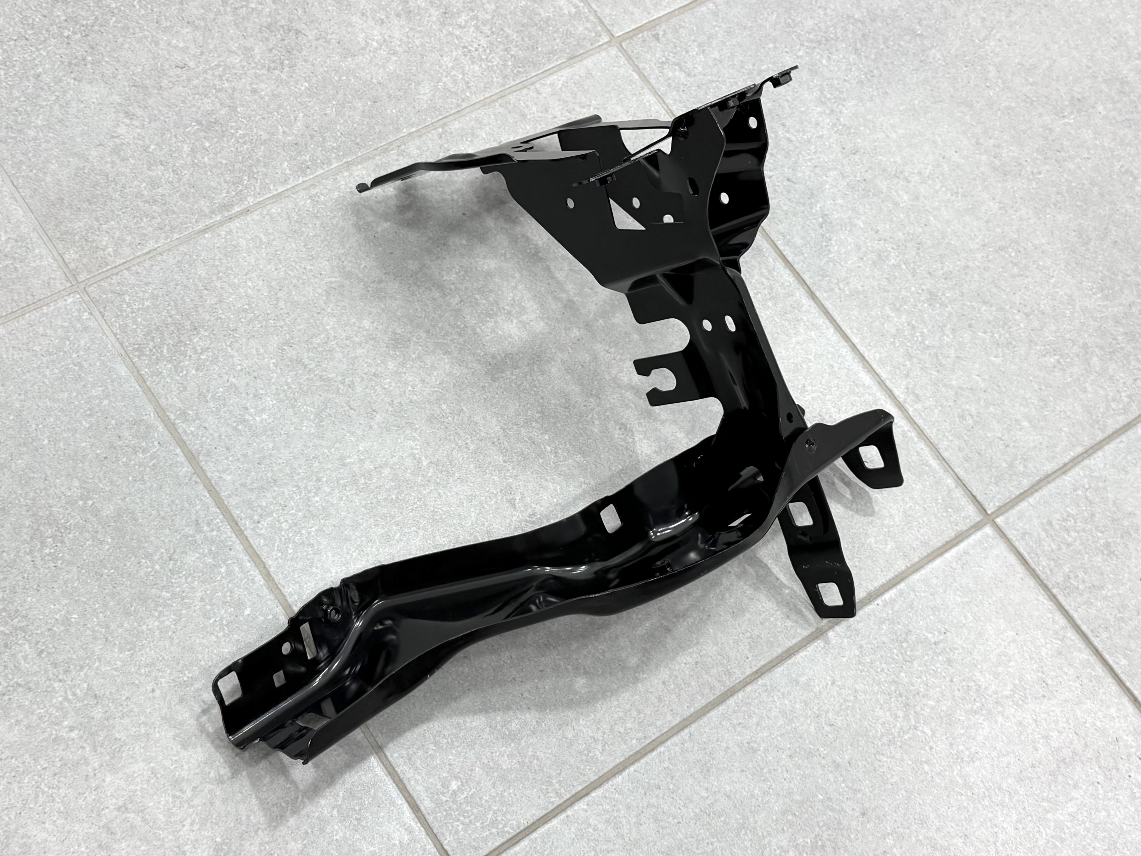 Кронштейн кріплення правої фари 51647383858 / 51647449816 для BMW 5 series G30 G31 3
