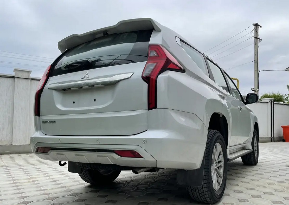 Спойлер козирок Mitsubishi Pajero Sport рестайлінг 2020+ ABS пластик під фарбування 2