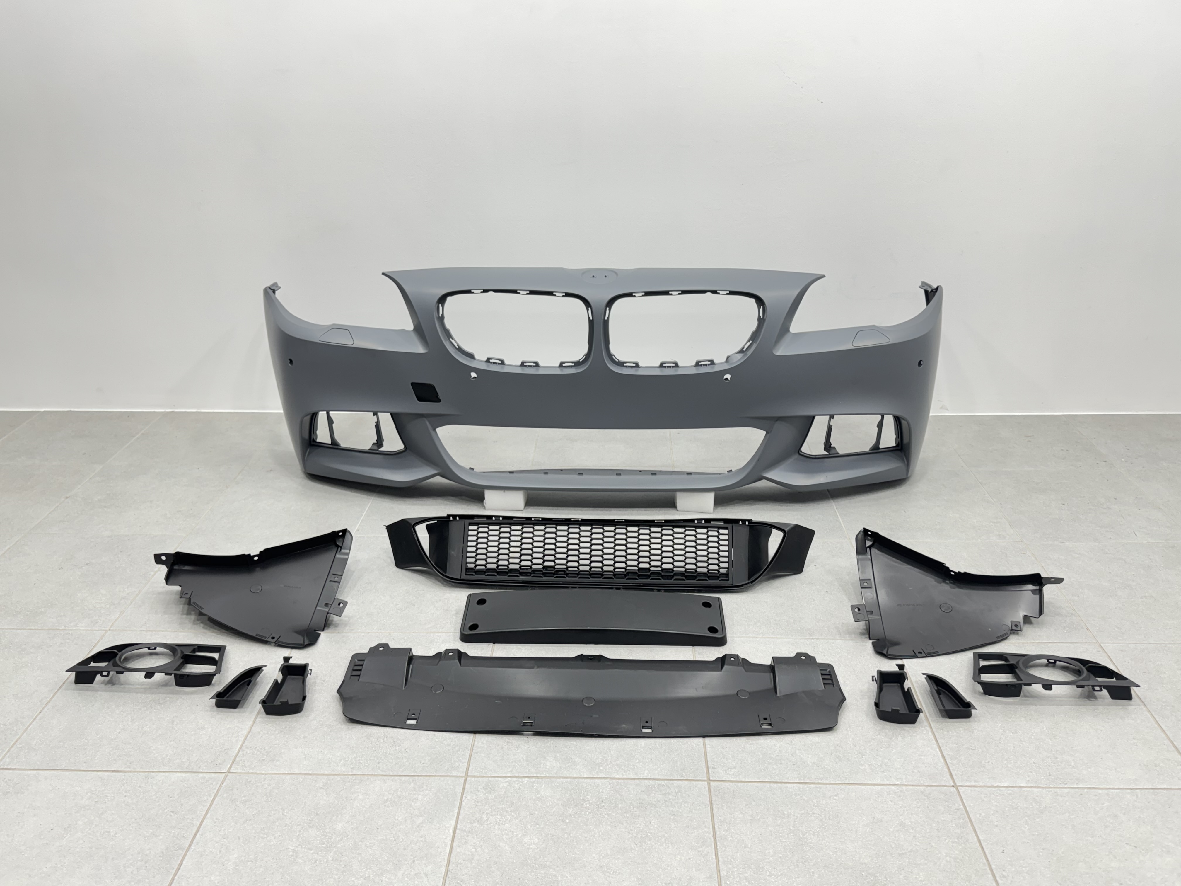 Передній бампер у зборі M Paket LCI 2013+ для BMW 5 Series F10 F11 2010-2016 ПІД ПАРКТРОННИКИ 3