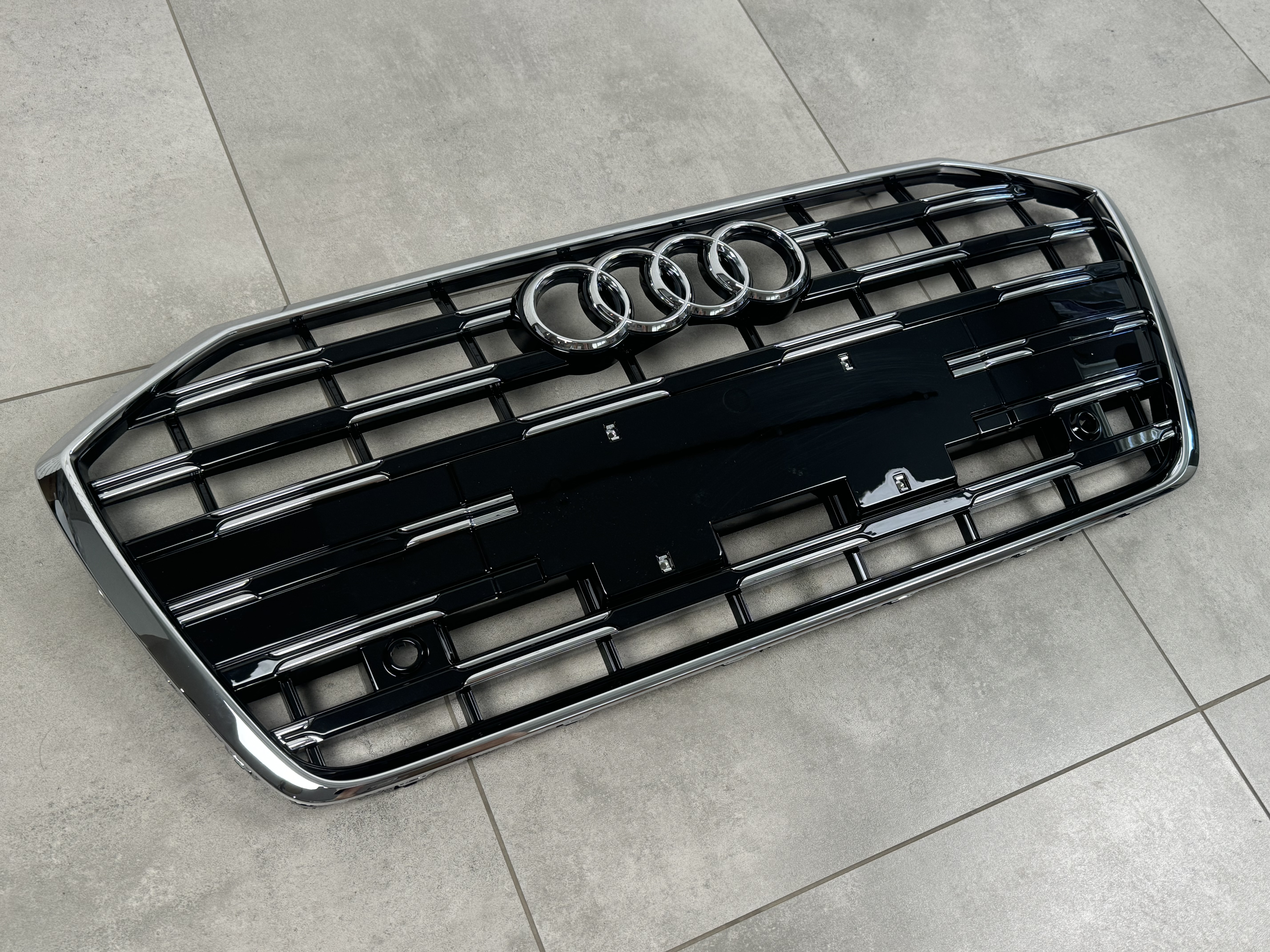 Решітка радіатора Audi A6 C8 рестайлінг для 2018+ чорна з хромом 6