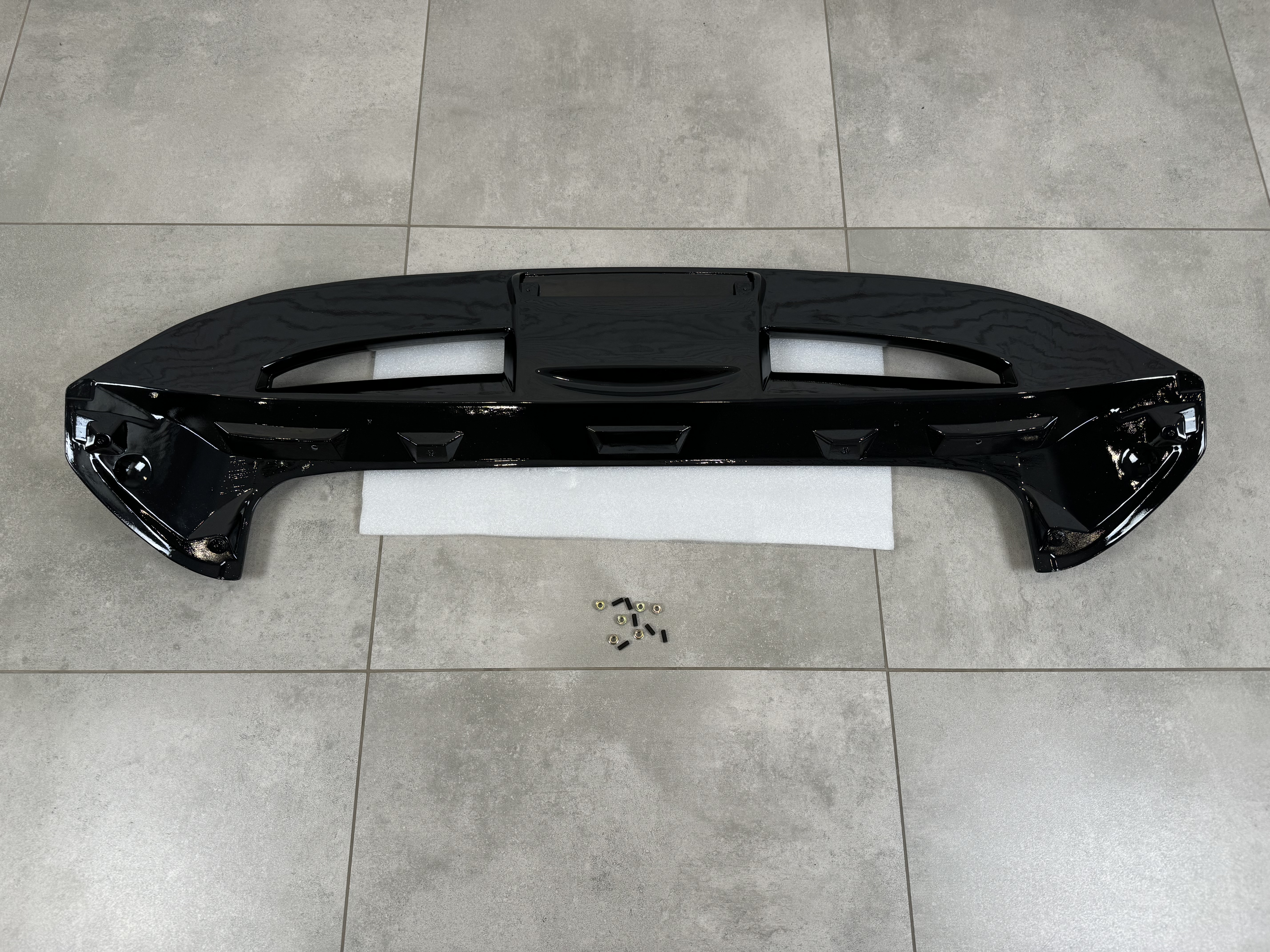 Спойлер козирок Ford Fiesta хетчбек 2011-2017, чорний глянець 3