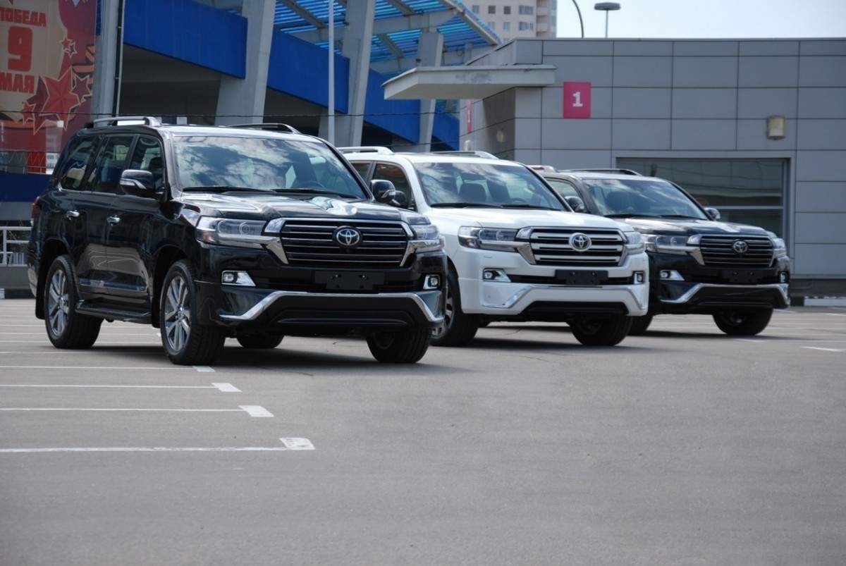 Обвіс спідниця переднього бампера Executive Toyota Land Cruiser 200 2016 колір чорний 3