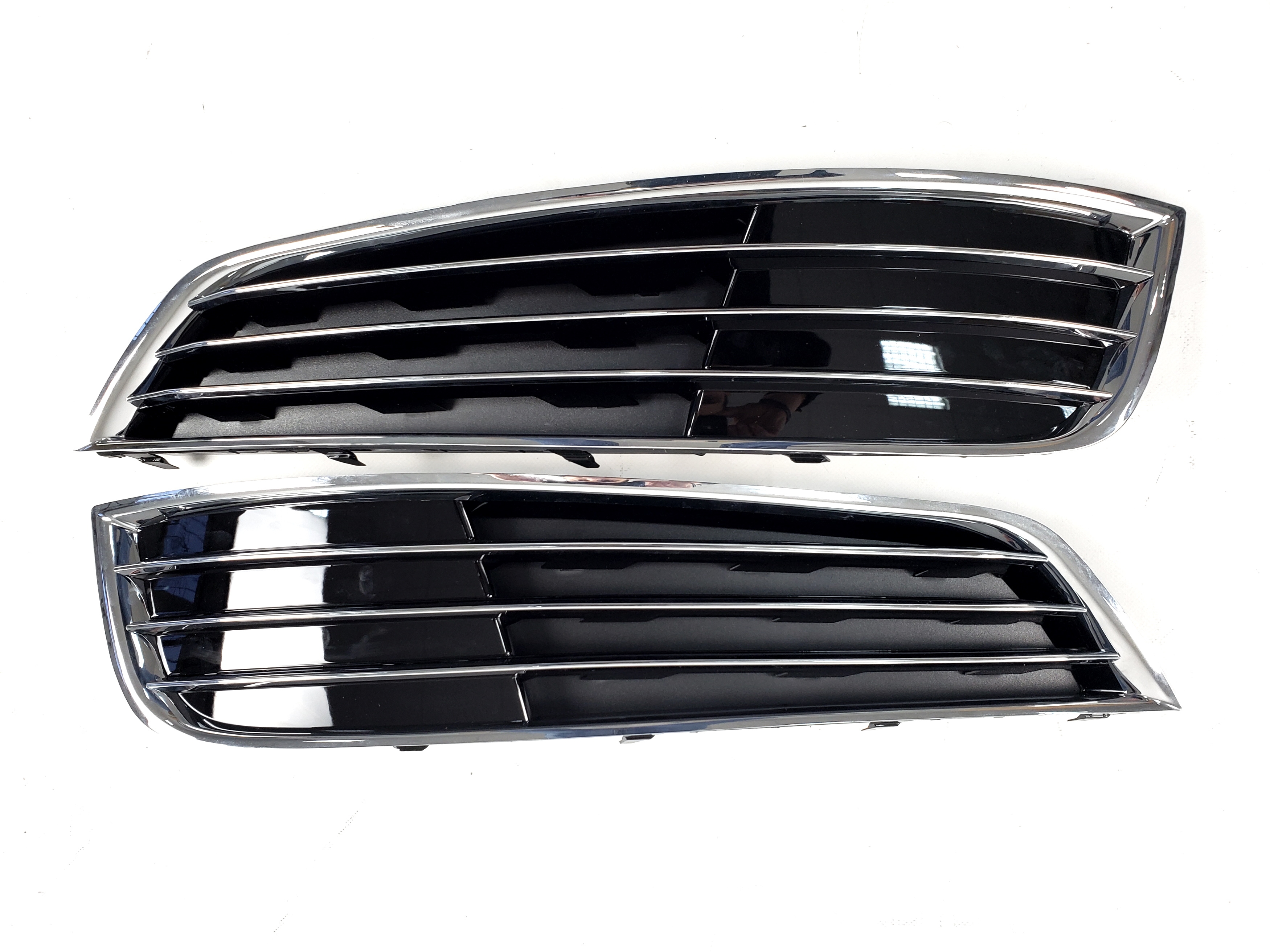 Решітки в бампер Chrome Black (стиль W12) на Audi A8 D4 2010-2014 року
