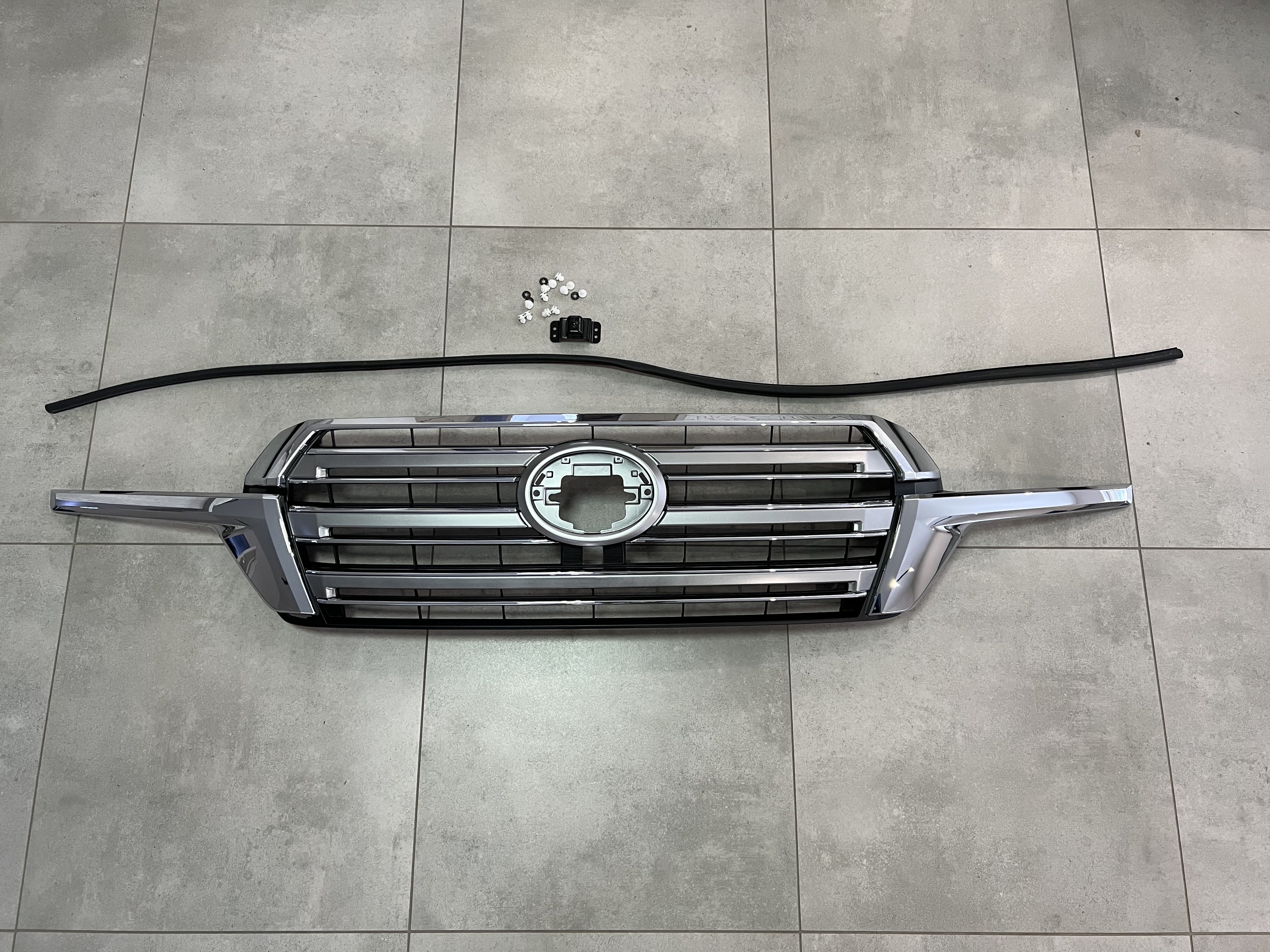 Решітка радіатора з віями Toyota Land Cruiser 200 2016+ СІРА 5