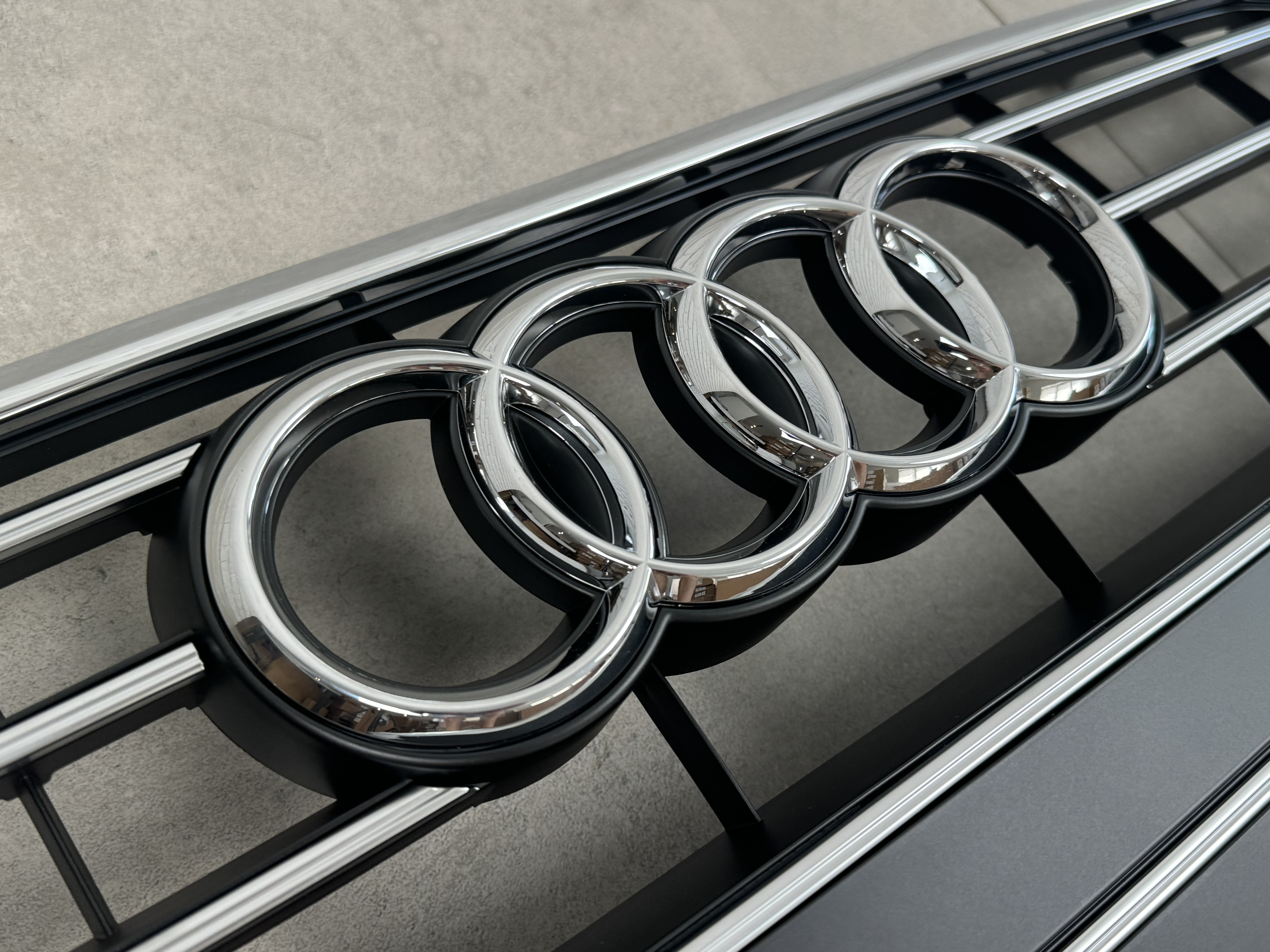 Решітка радіатора Audi A6 C8 2018+ темно-сіра з хромом 4