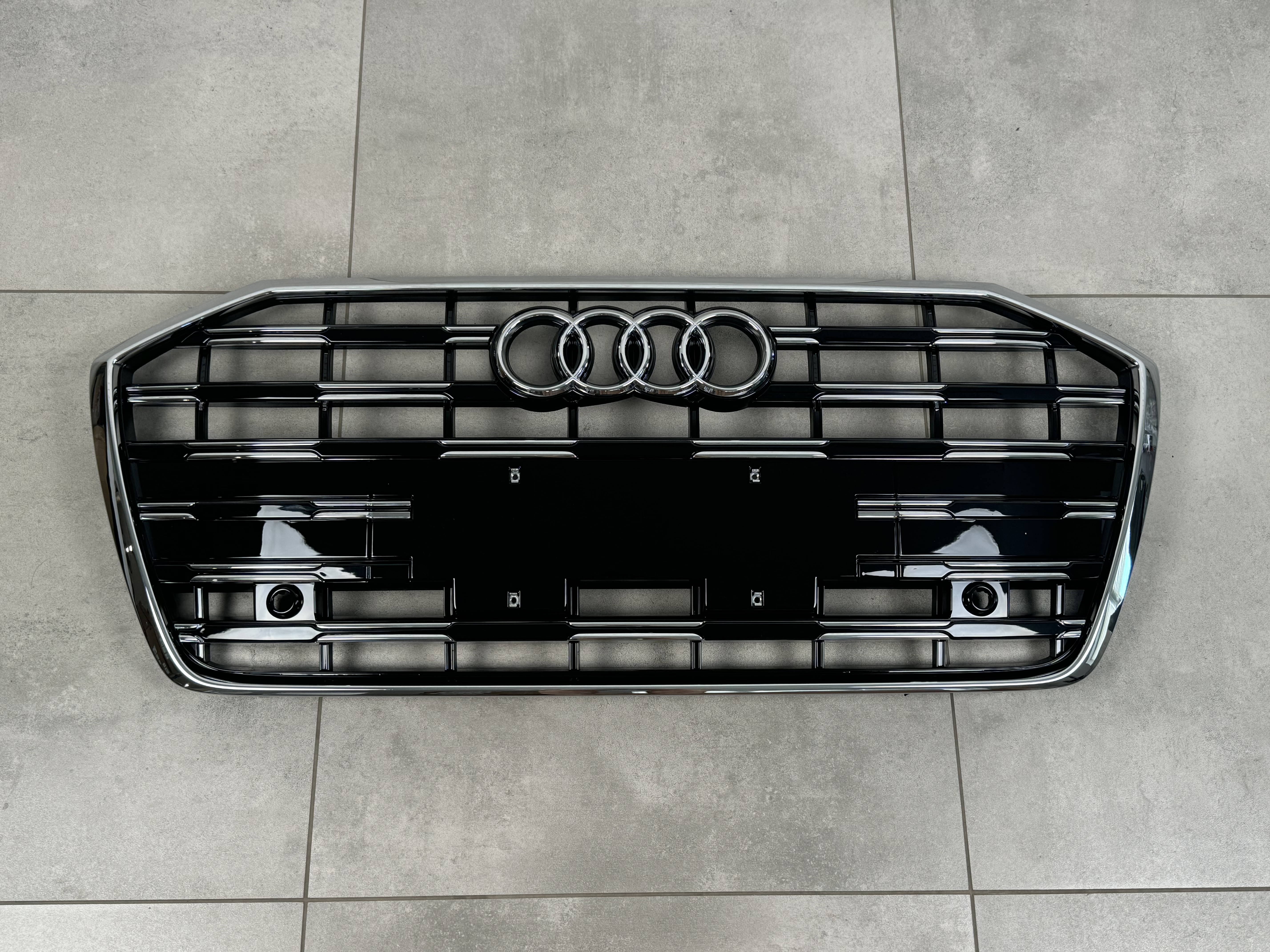 Решітка радіатора Audi A6 C8 рестайлінг для 2018+ чорна з хромом 4