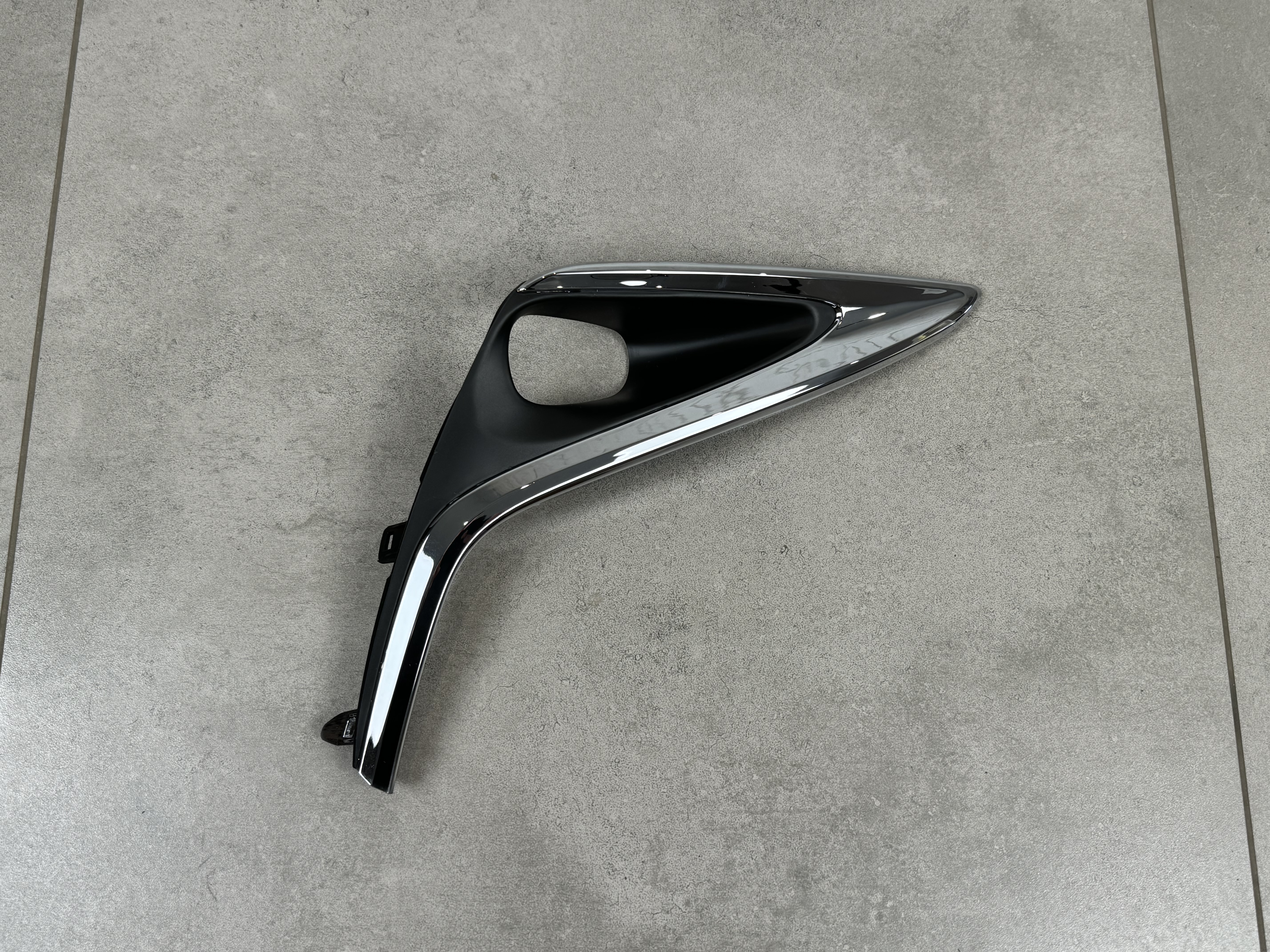 Права накладка туманки OEM 8148133060 для Lexus ES 2015-2018 5