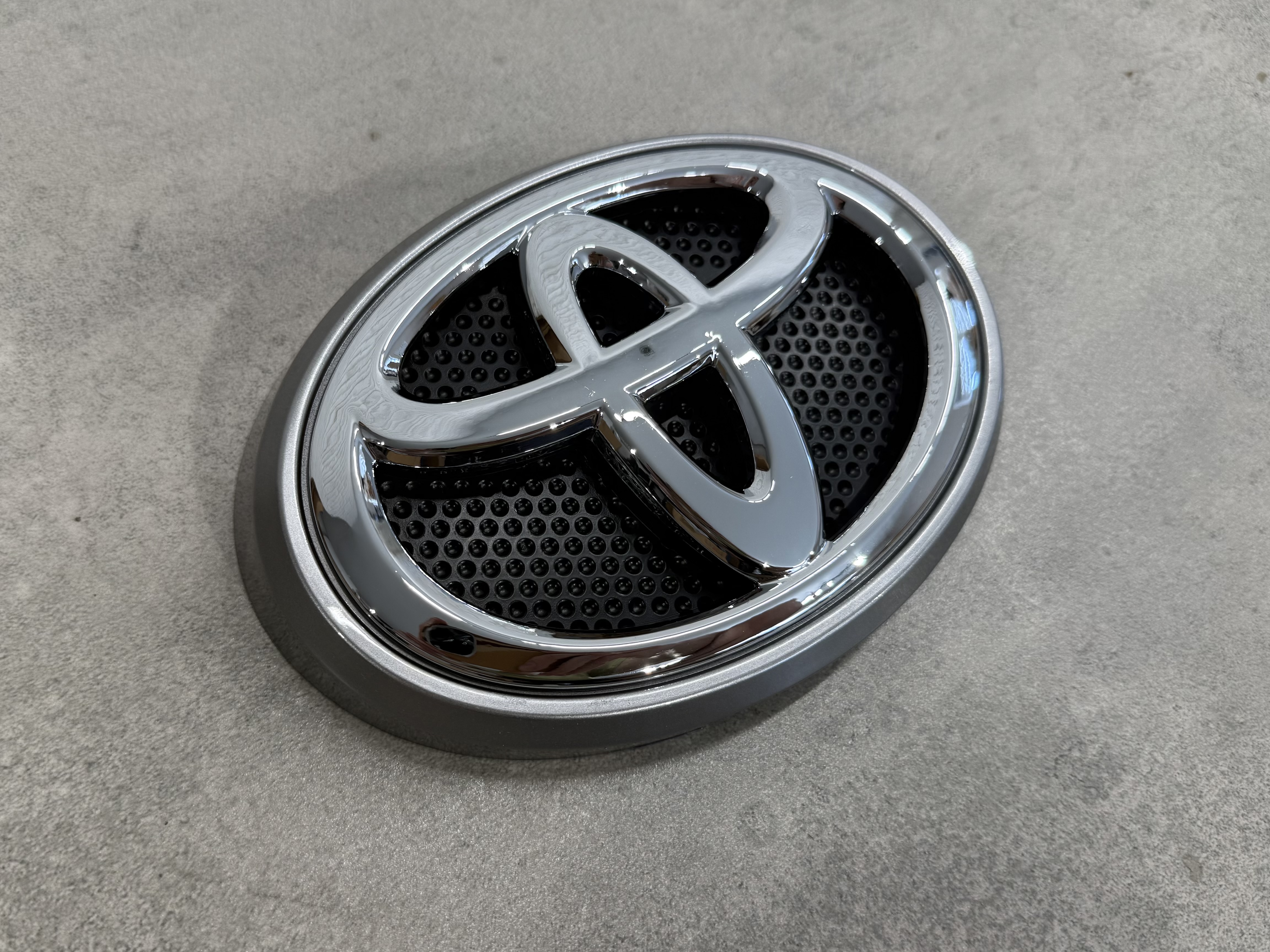 Емблема з подіумом Toyota Land Cruiser Prado 150 2013-2017 4