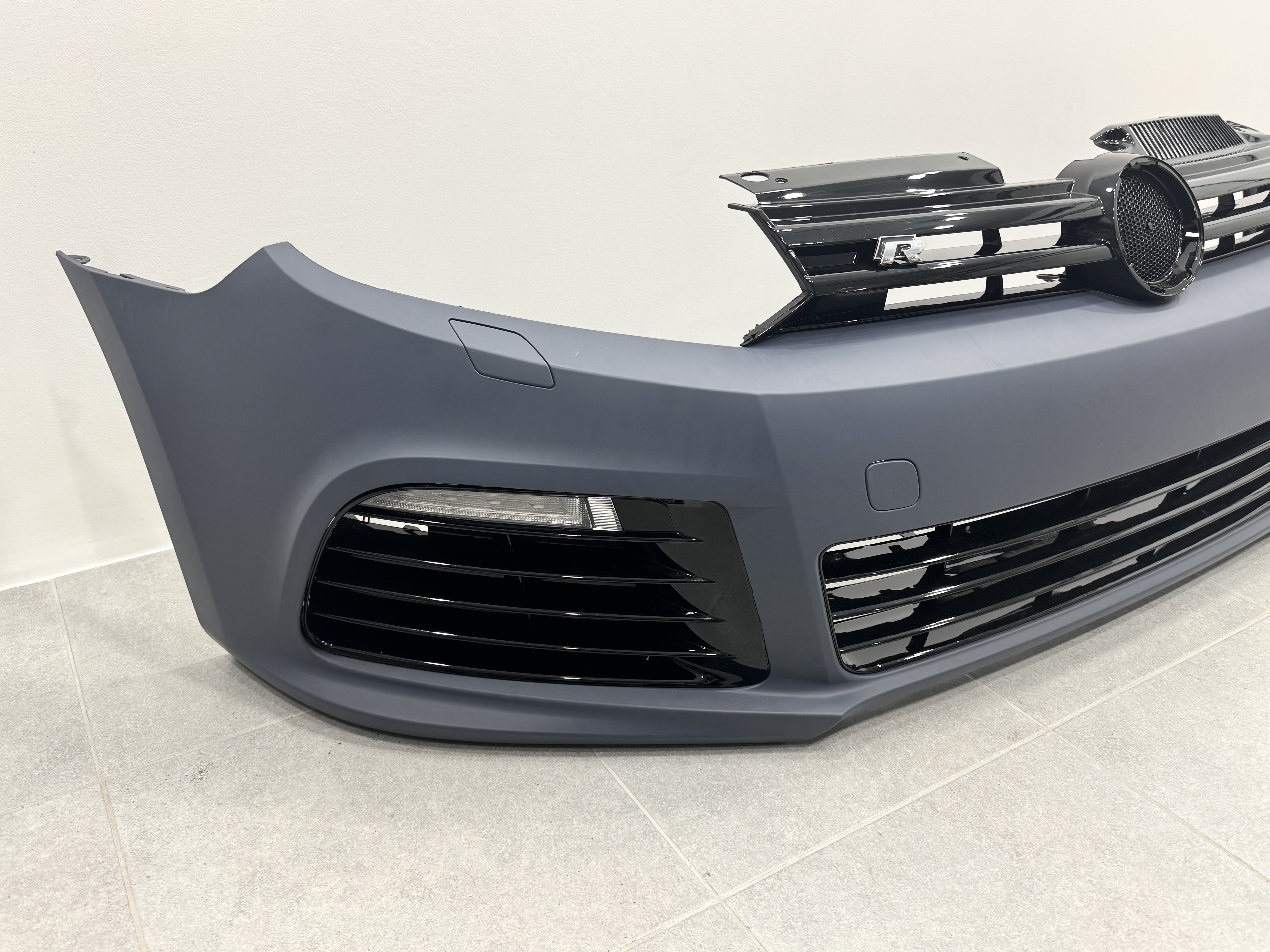 Передній бампер R20 style Volkswagen Golf 6 2008-2013 5