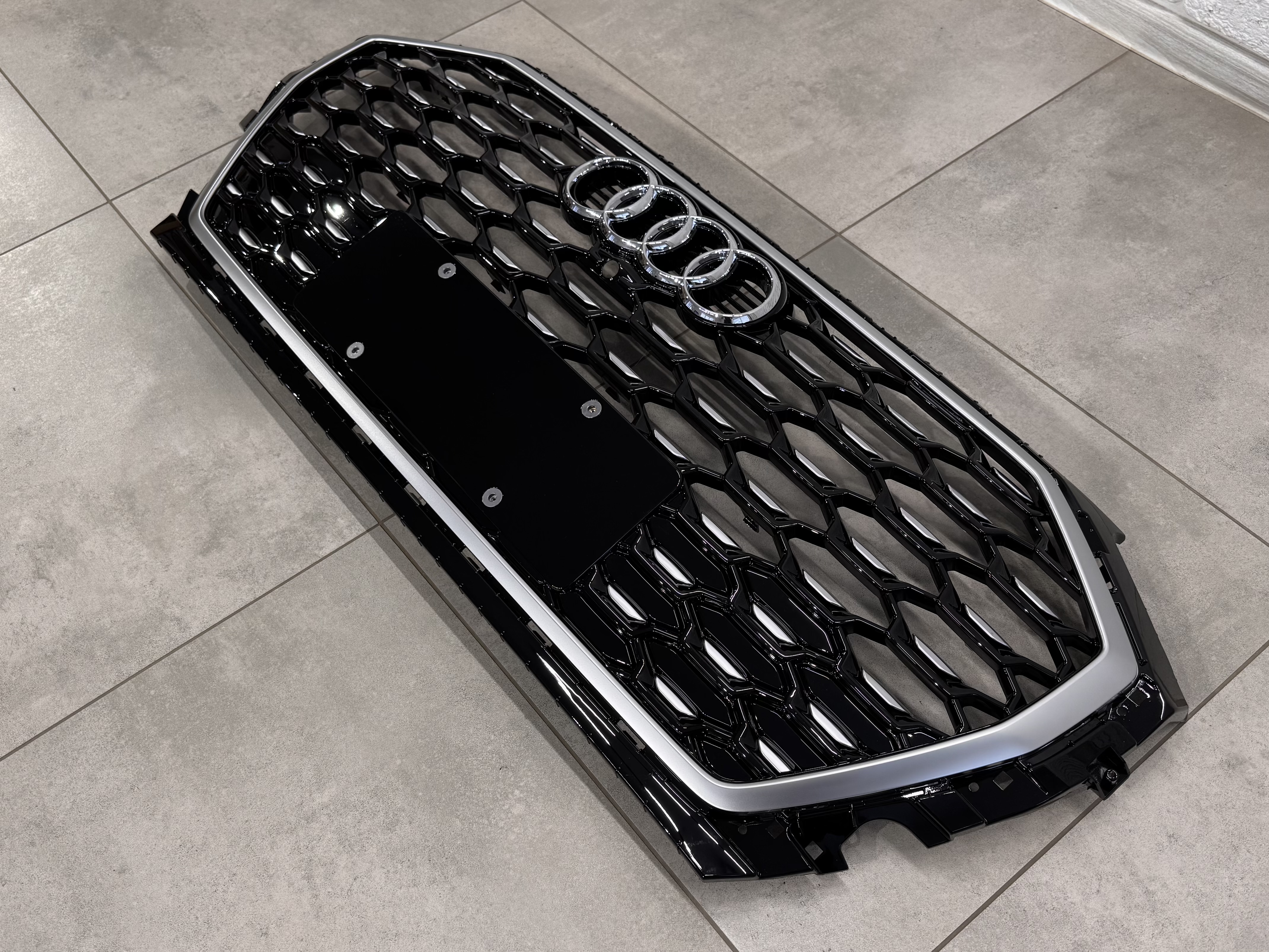 Решітка радіатора для Audi Q5 Sportback 2021-2024 чорна з хромом 80G 853 651 3Q7 4