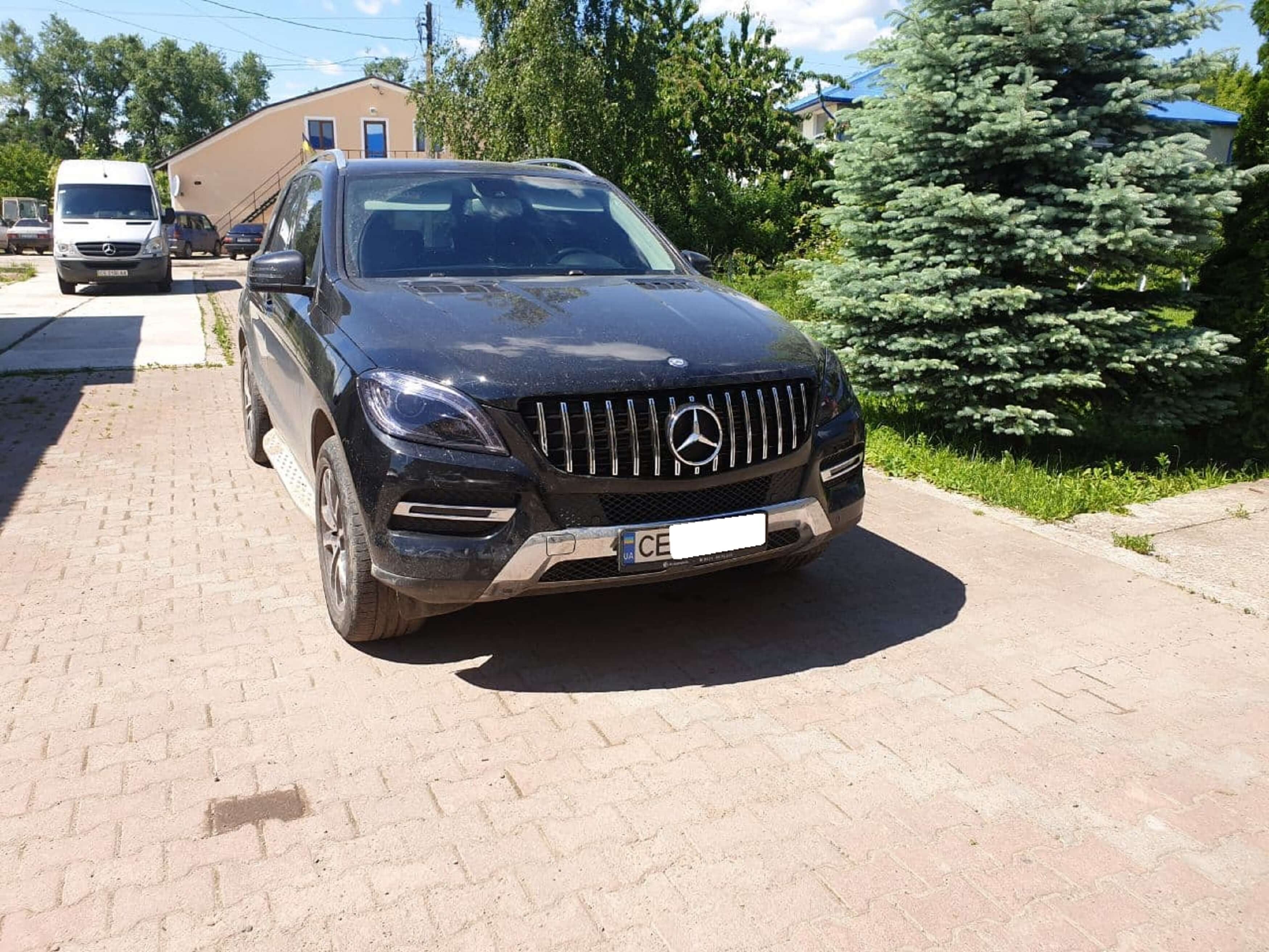 Решітка радіатора Chrome Black GT на Mercedes-Benz ML-Class W166 2011-2015 року 4