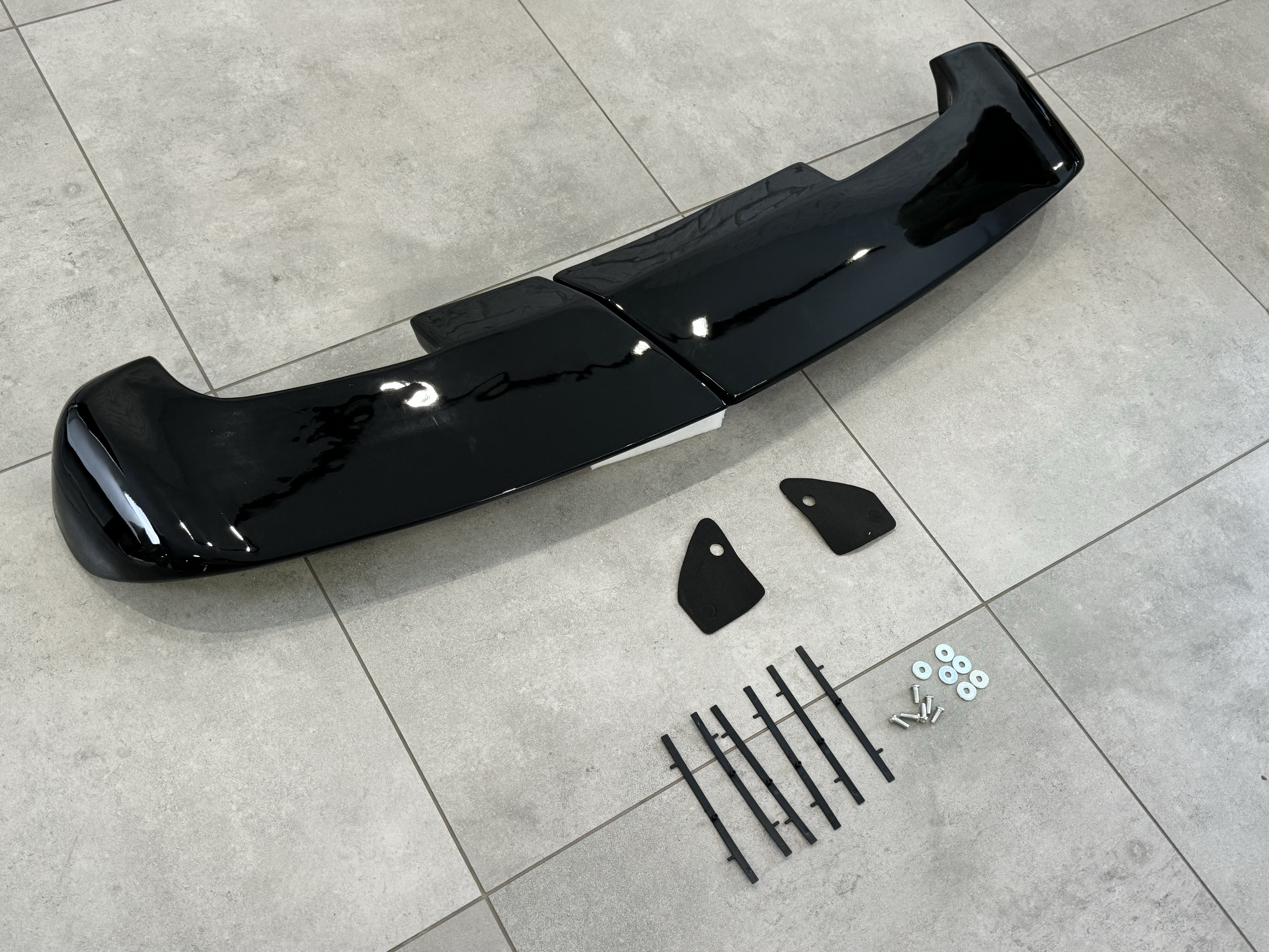 Спойлер козирок Toyota Land Cruiser 105 1998-2007 распашонка 2 двері ABS пластик, чорний глянець 3