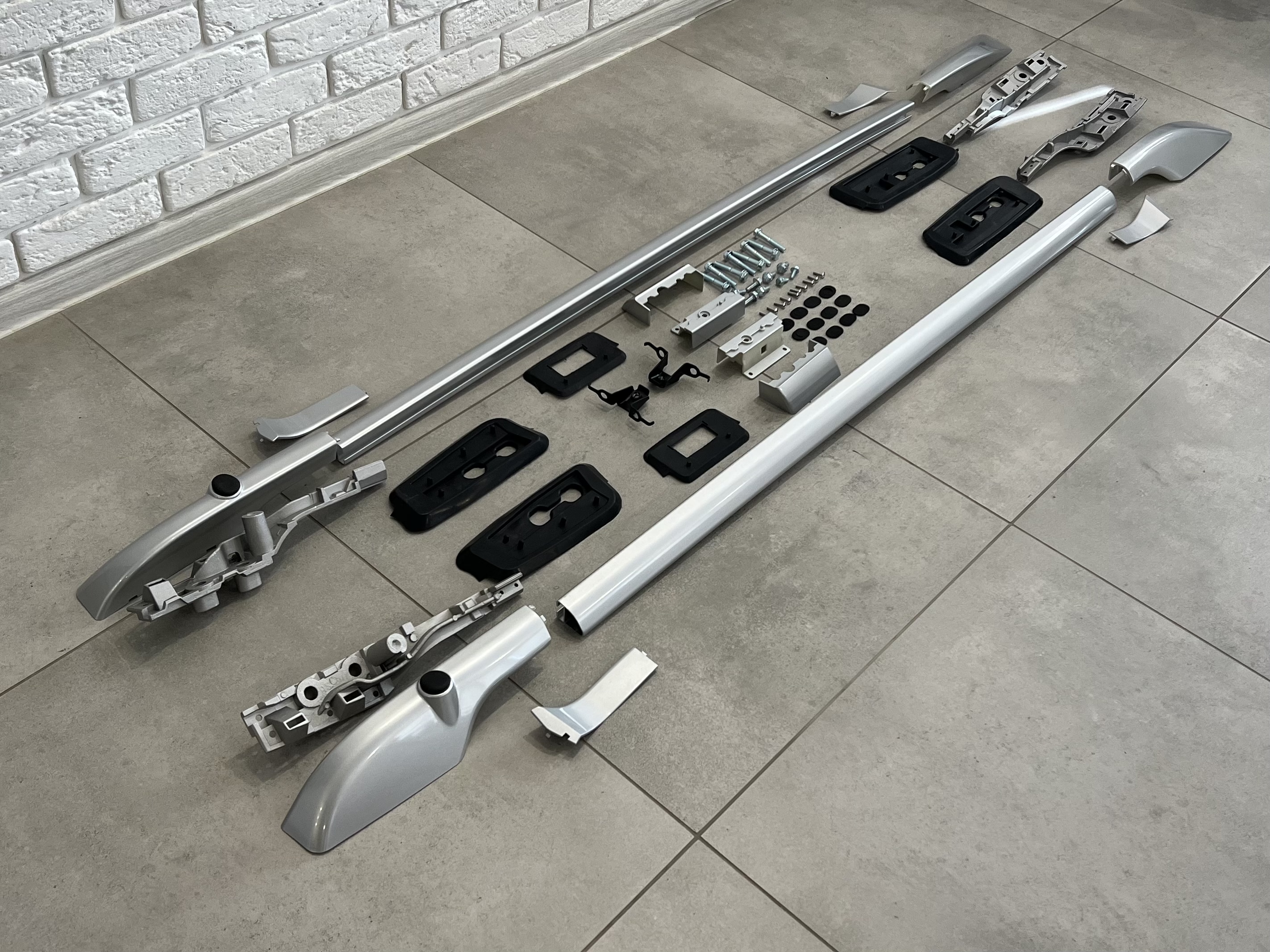 Рейлінги на дах Toyota Land Cruiser 200 2007-2022 З ОТВОРОМ НА ЗАДНІХ КРИШКАХ ПІД ПРАПОР (алюміній 2шт.) колір срібло 3