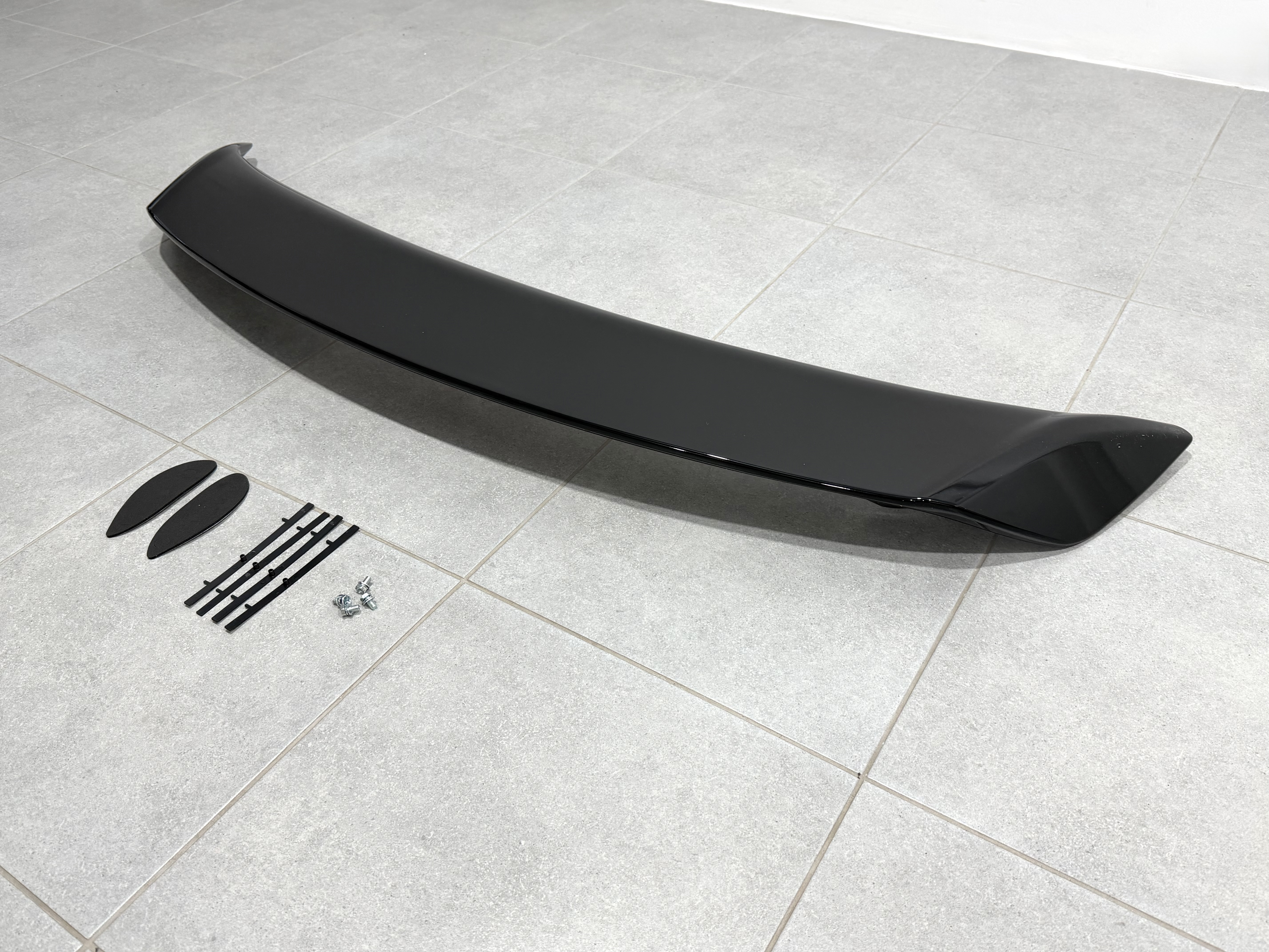 Спойлер багажника для Toyota Aurion 2006-2012 ABS пластик, колір чорний глянець 4