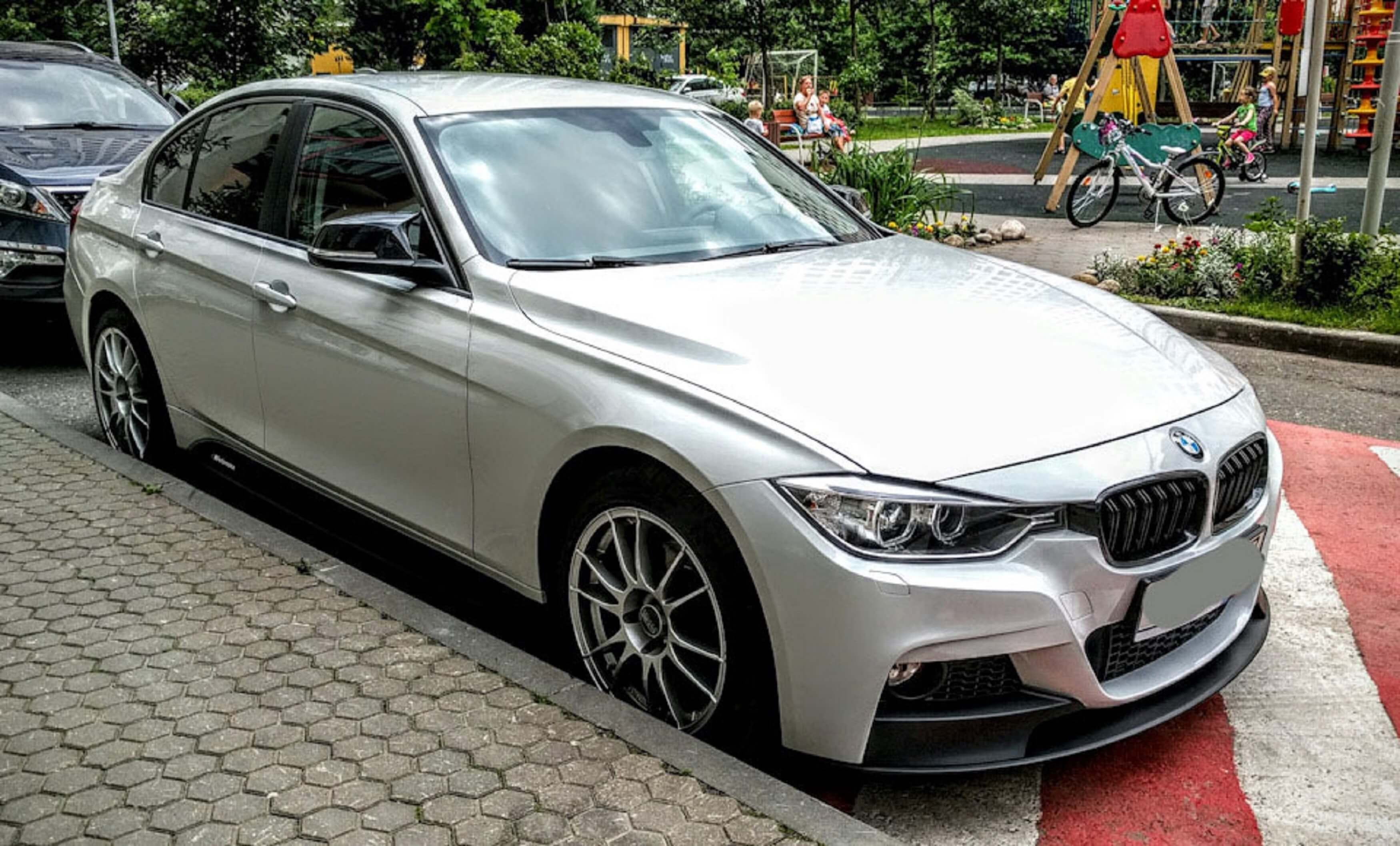 Губа (переднього бампера) Чорний глянець (під M-Paket) на BMW 3 Series F30 / F31 2011-2018 року 6