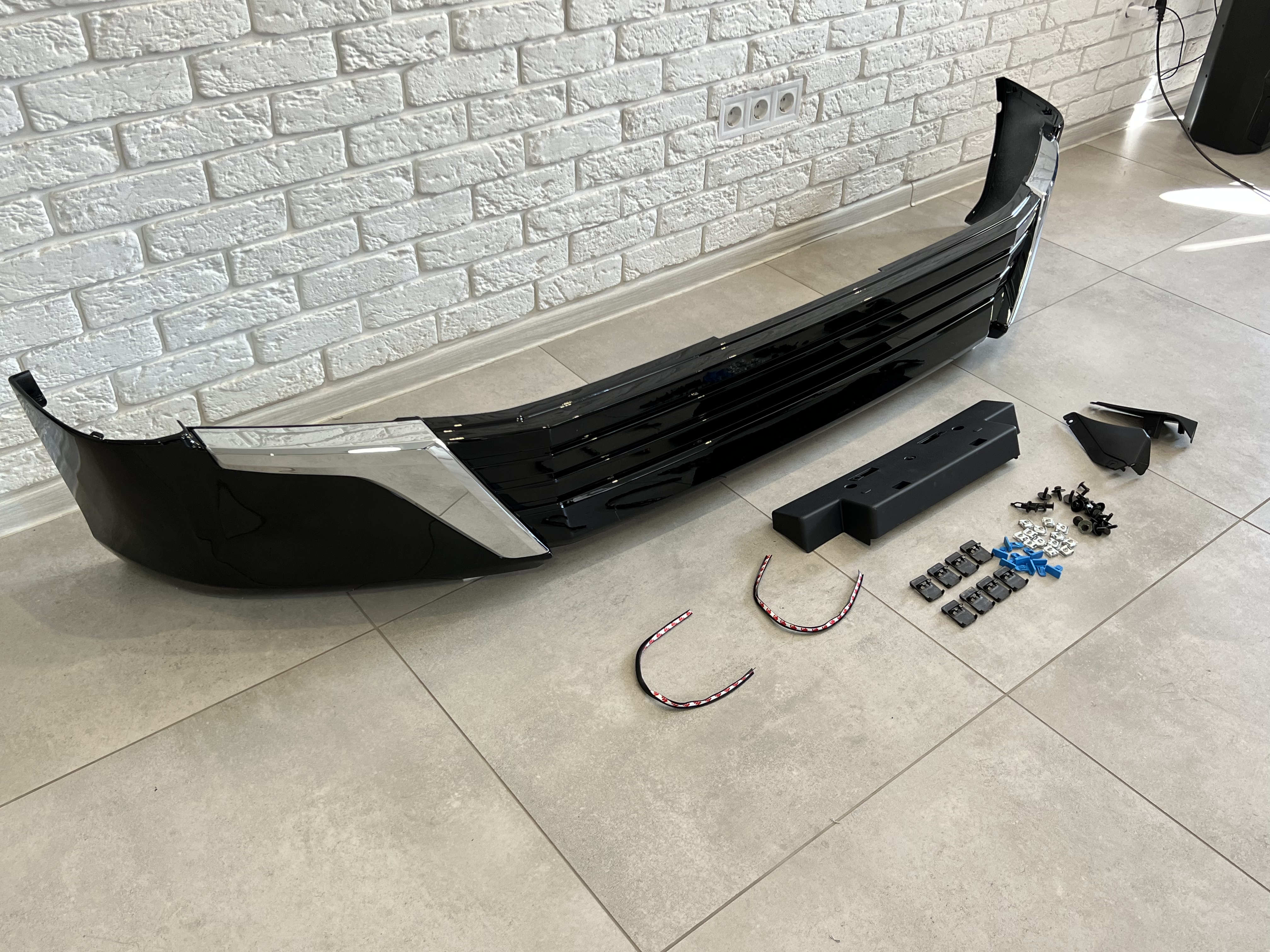 Обвіс спідниця переднього бампера Executive Lounge Toyota Land Cruiser 200 стиль 2021 колір чорний 6