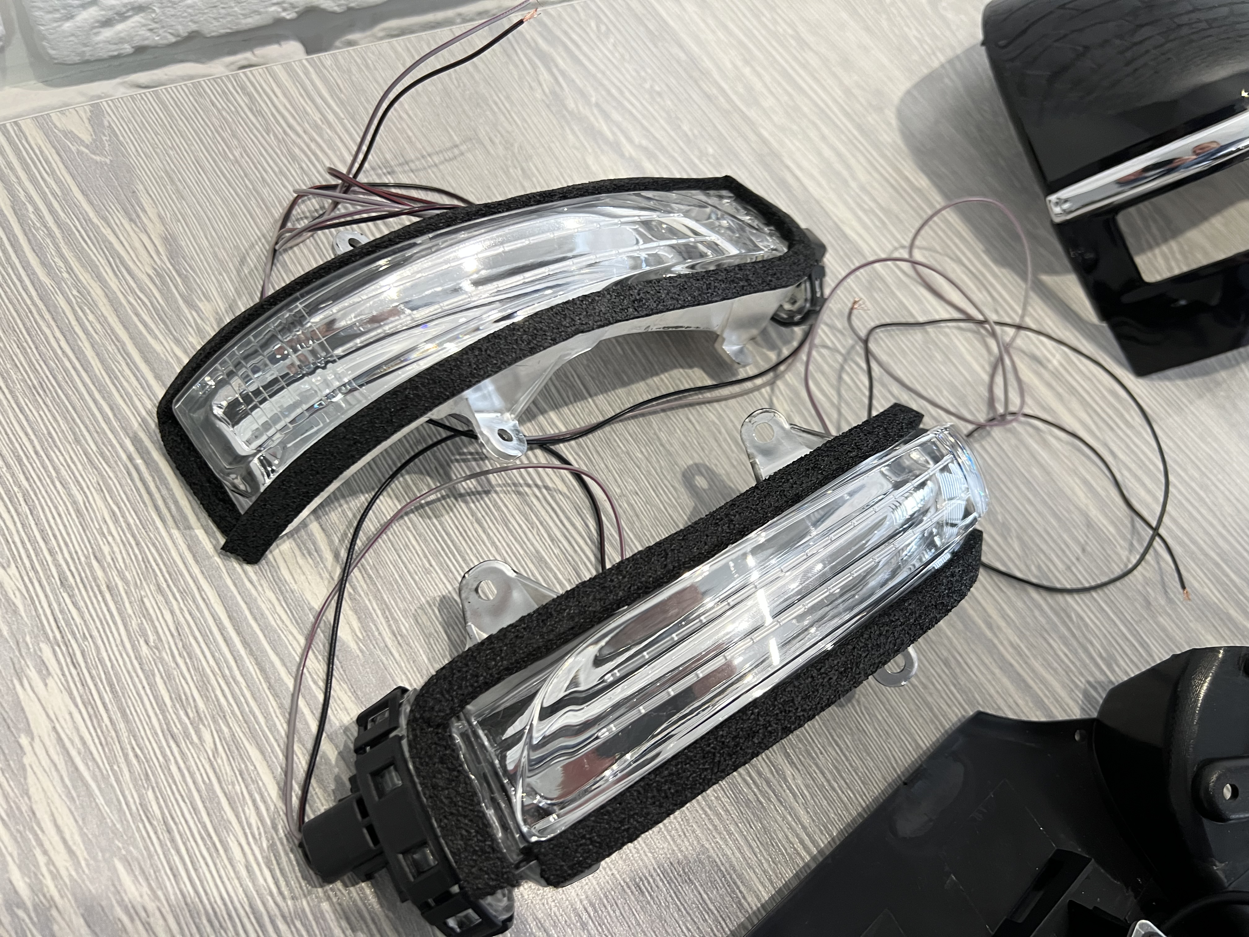 Кришки дзеркал Executive Lounge з повторювачами поворотів та підсвічуванням Toyota Land Cruiser 200 / Prado 150 / LX 570 колір чорний 5