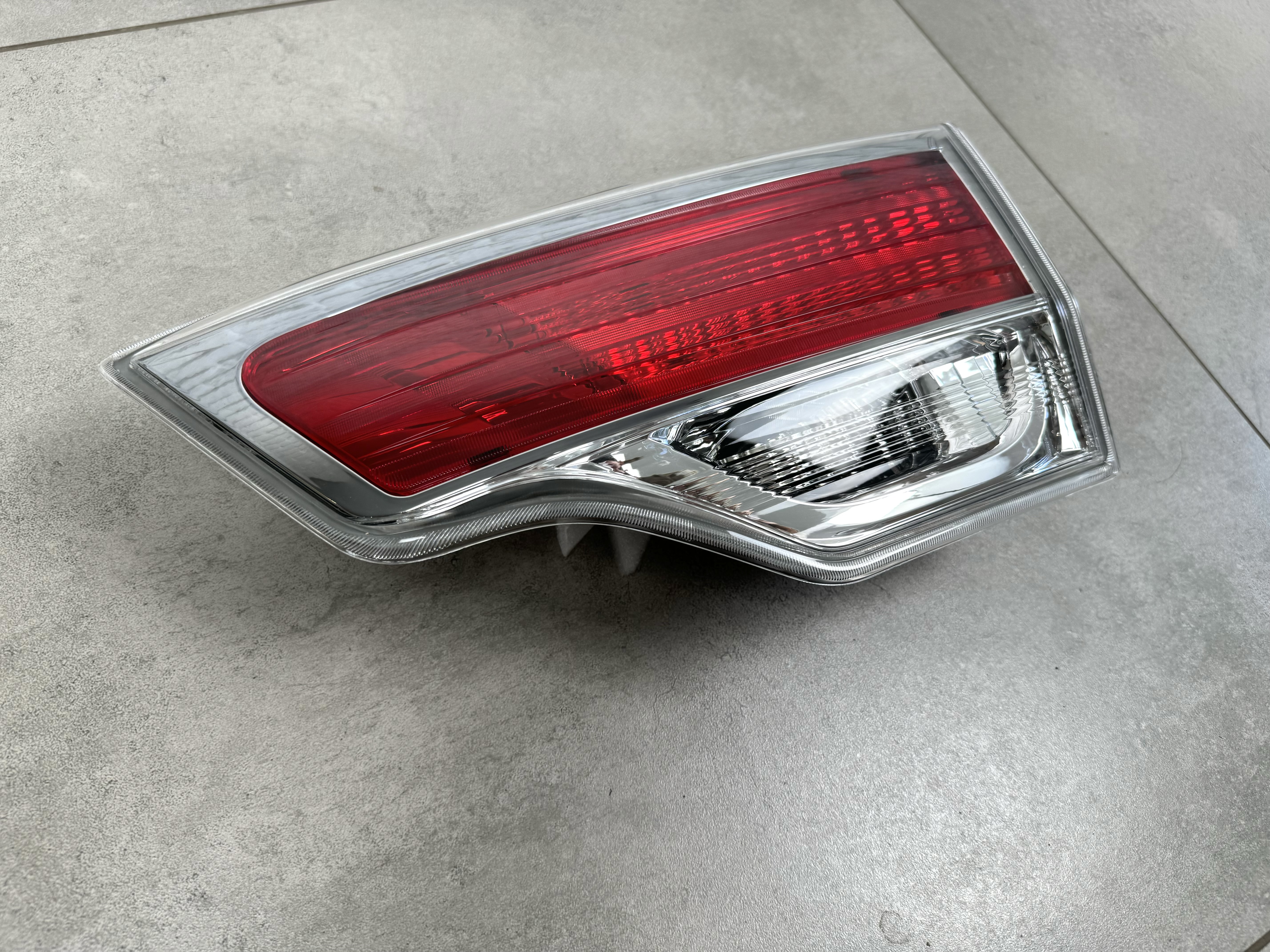 Задній ліхтар правий внутрішній Toyota Highlander 2014-2016 3
