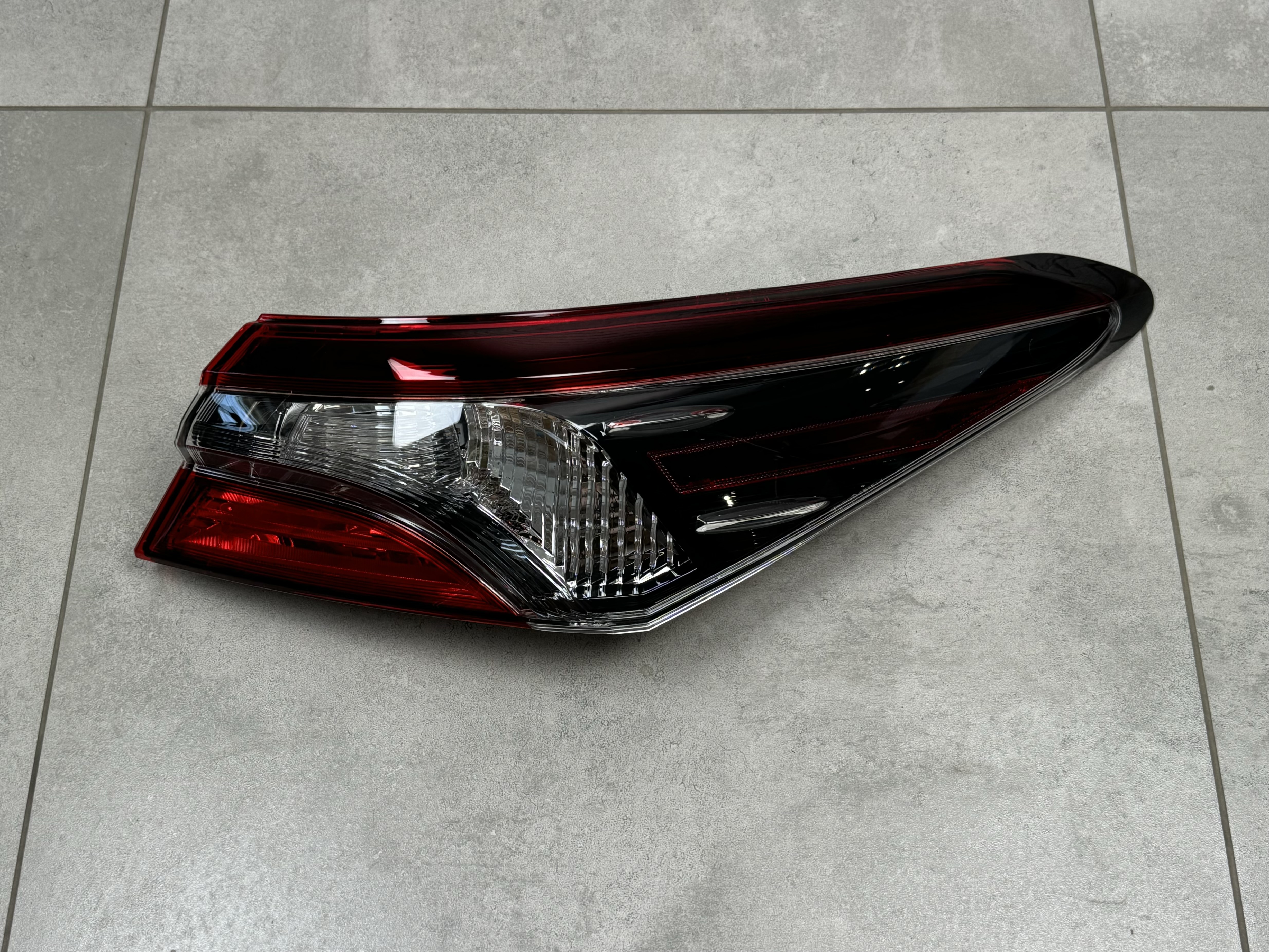 Задній ліхтар зовнішній правий Toyota Camry 70 USA SE LE 2021- 1шт. 2
