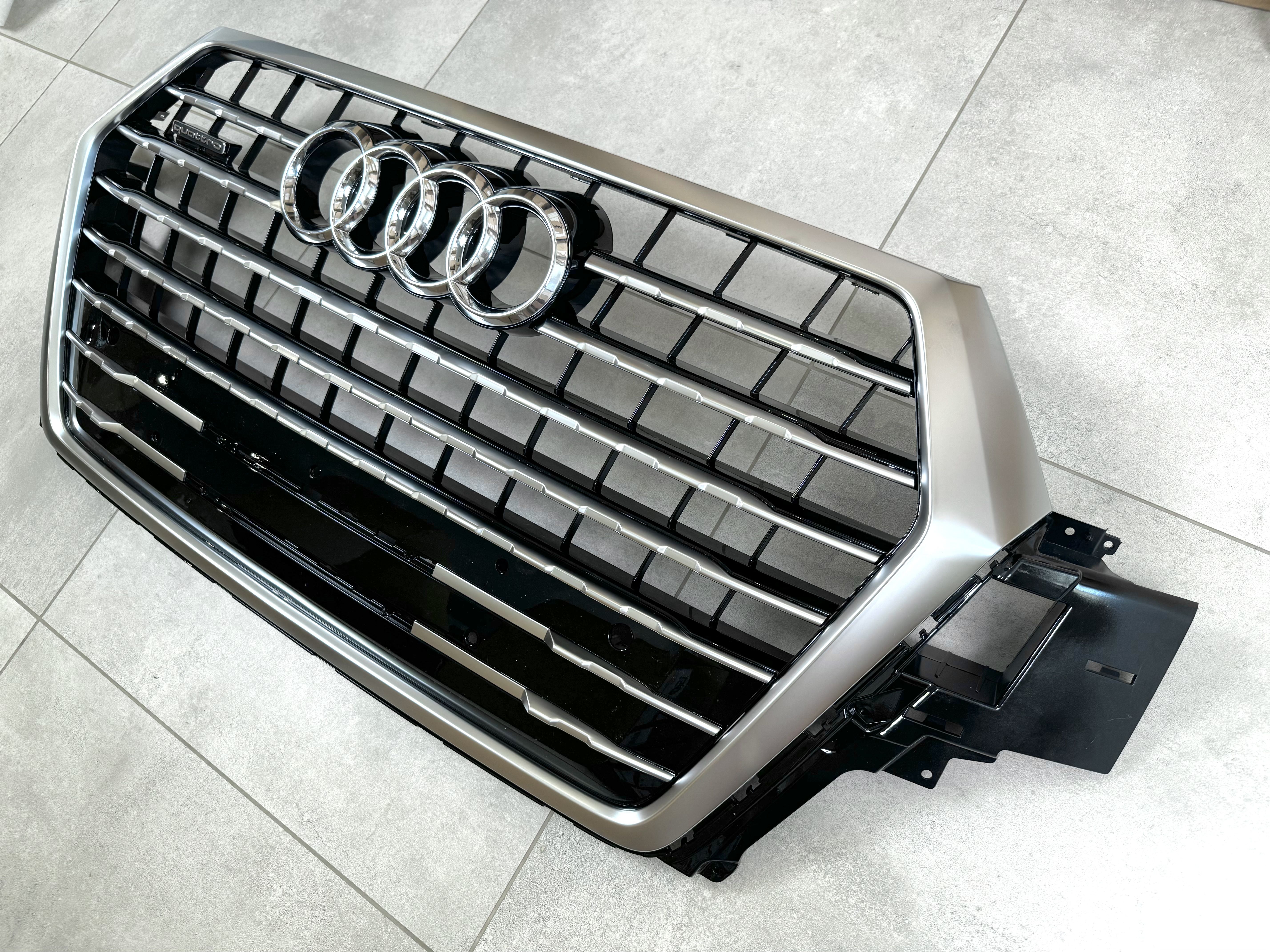 Решітка радіатора Audi Q7 4M 2015-2019 чорні з сірим 4M0 853 651 Q T94 3