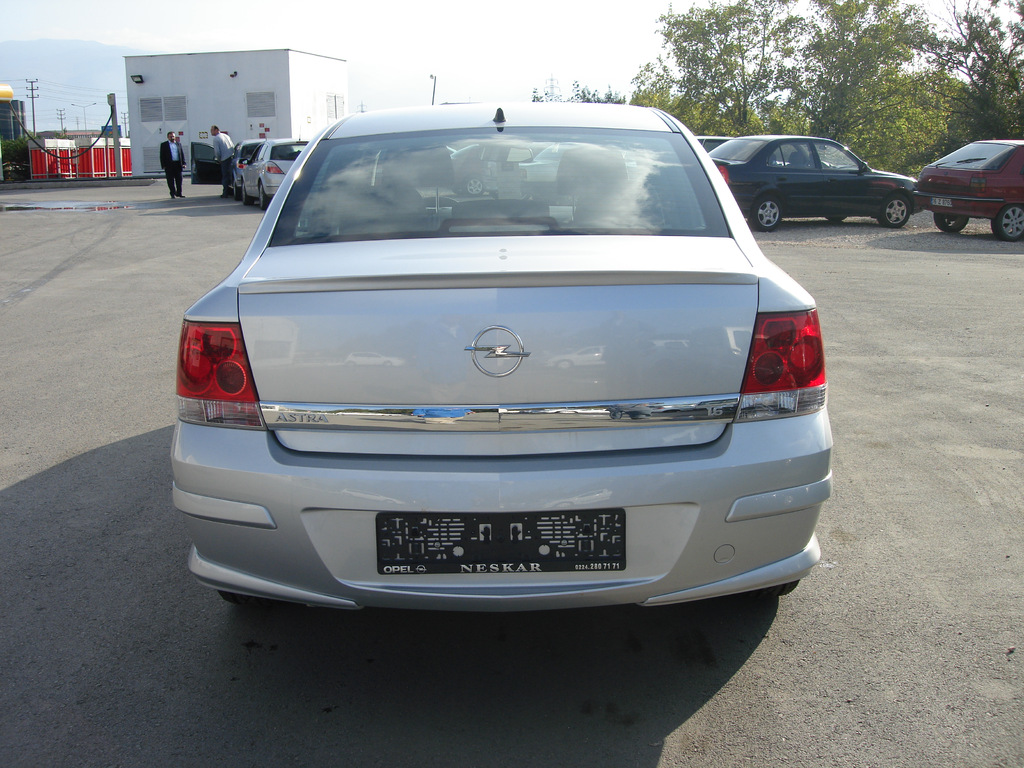Задня нижня накладка Sedan (під фарбування)