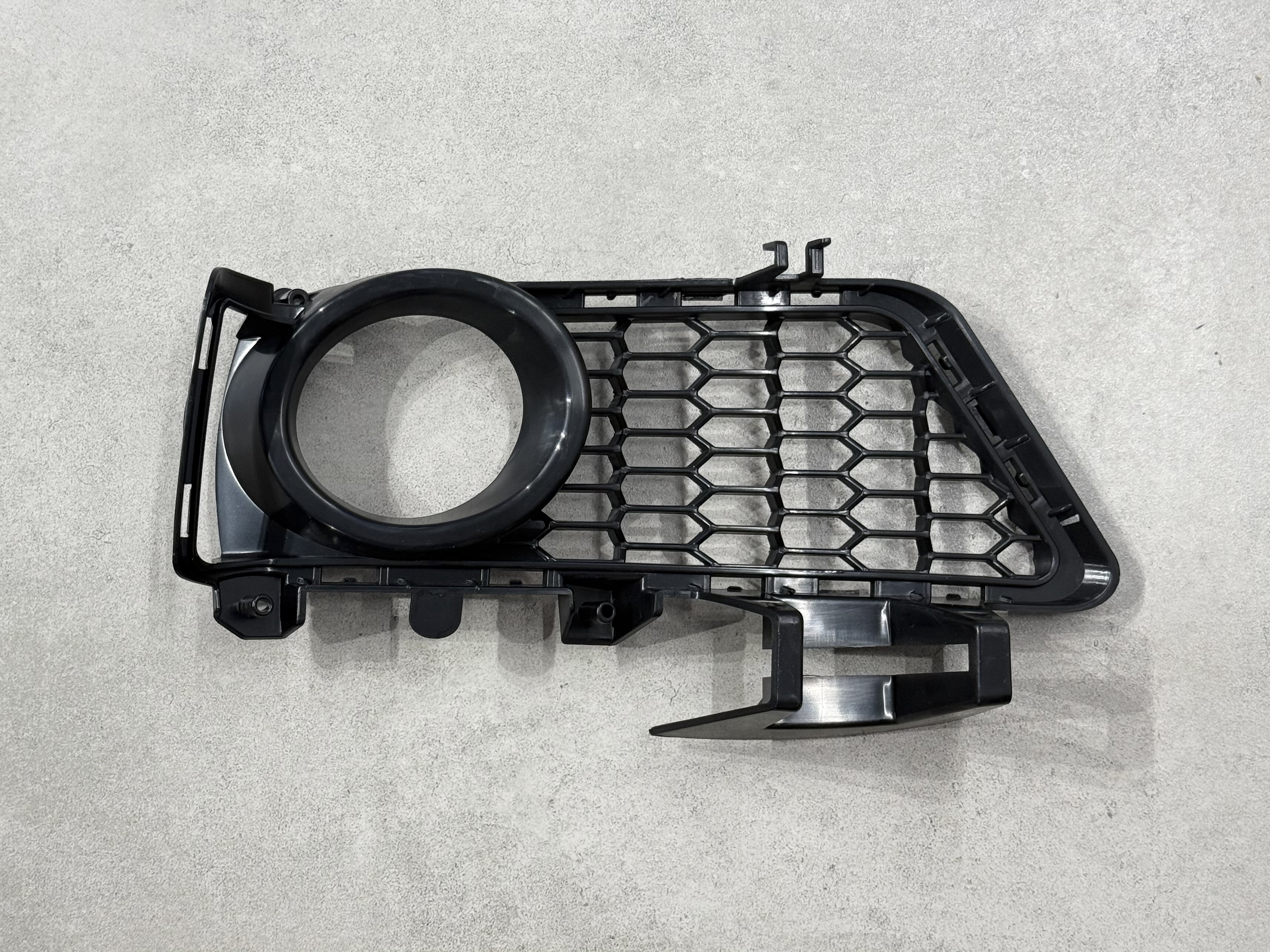 Накладка на протитуманну фару права M пакет 51118062632 BMW 3 series F30 F31 2012-2018 4