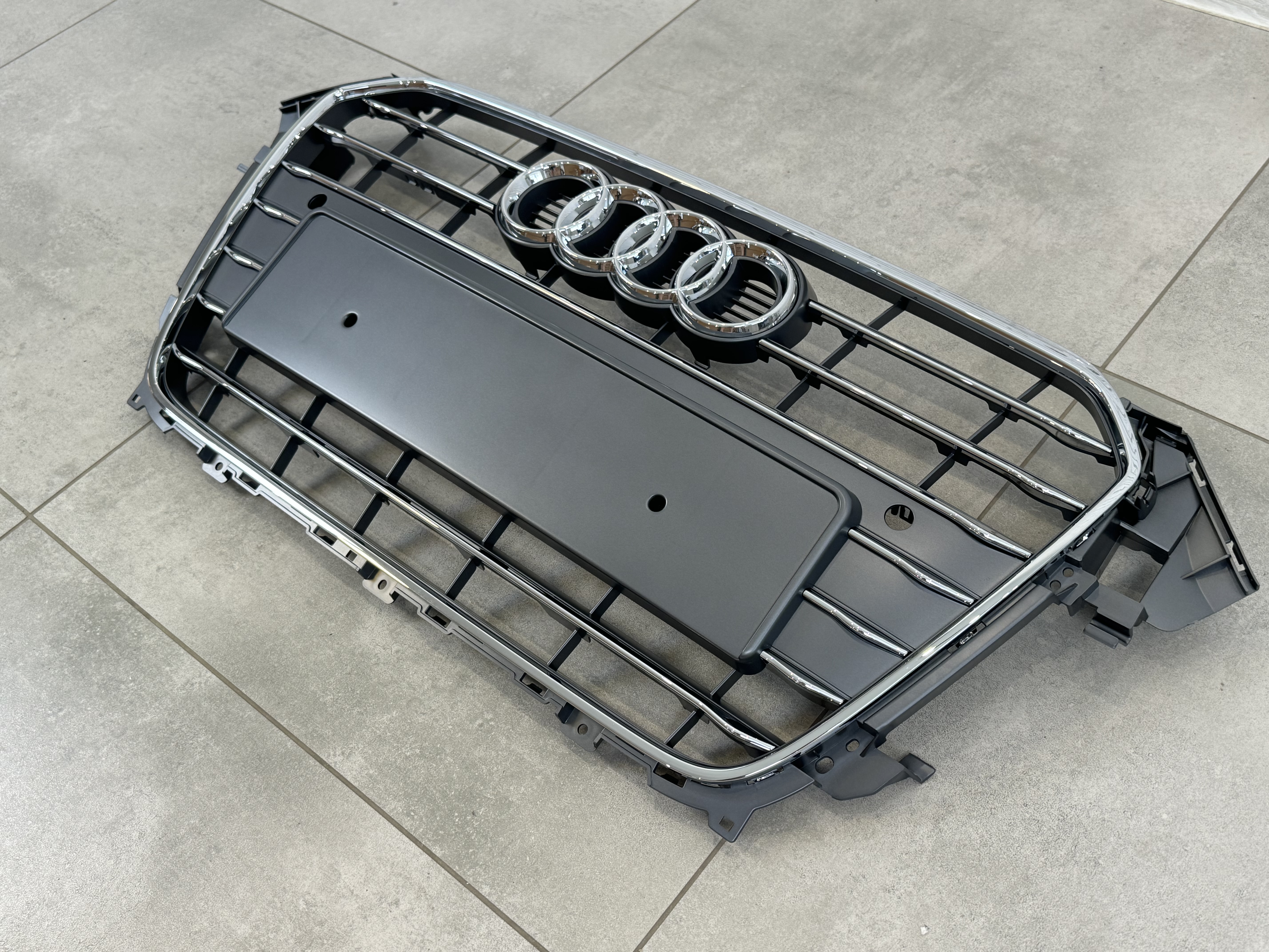 Решітка радіатора Audi A4 B8 2012-2015 сіра з хромом 5