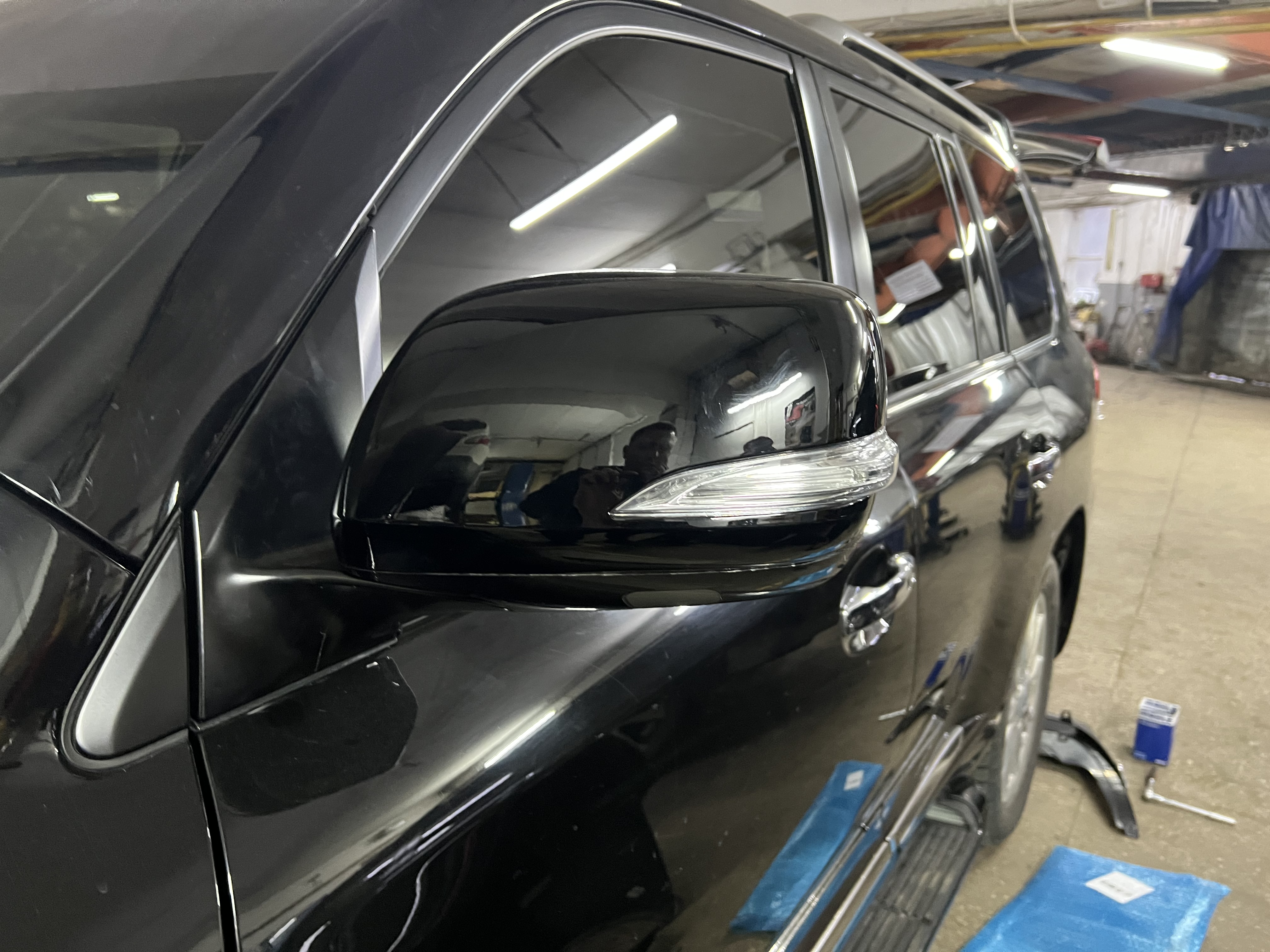 Кришки дзеркал, що замінюються, з поворотами Toyota LC 200 2007-2011 / Lexus LX 570 2008-2011 модель рестайлінг LX 570 2012+ колір чорний 3