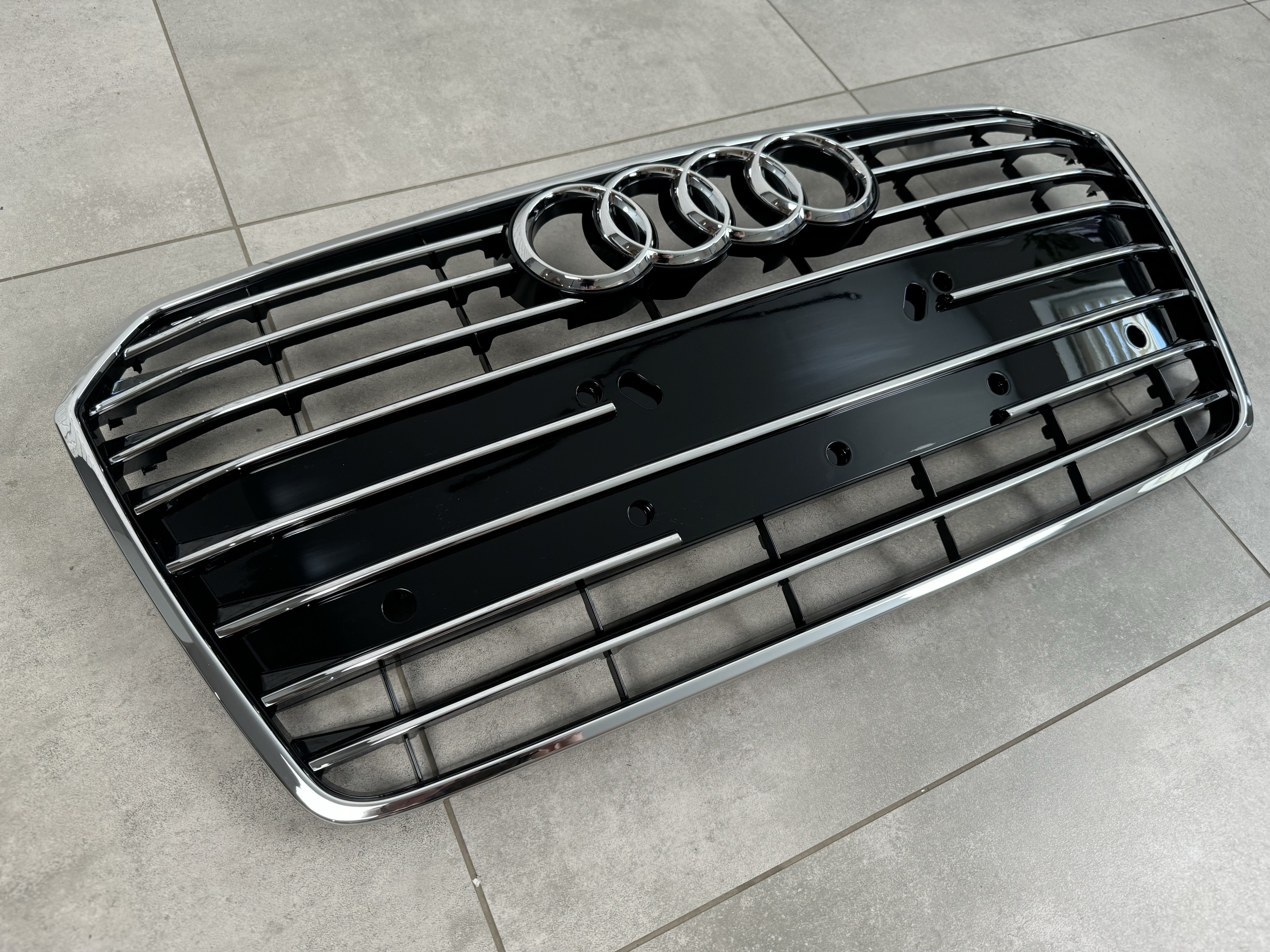 Решітка радіатора Audi A7 2014-2017 чорна з хромом 3