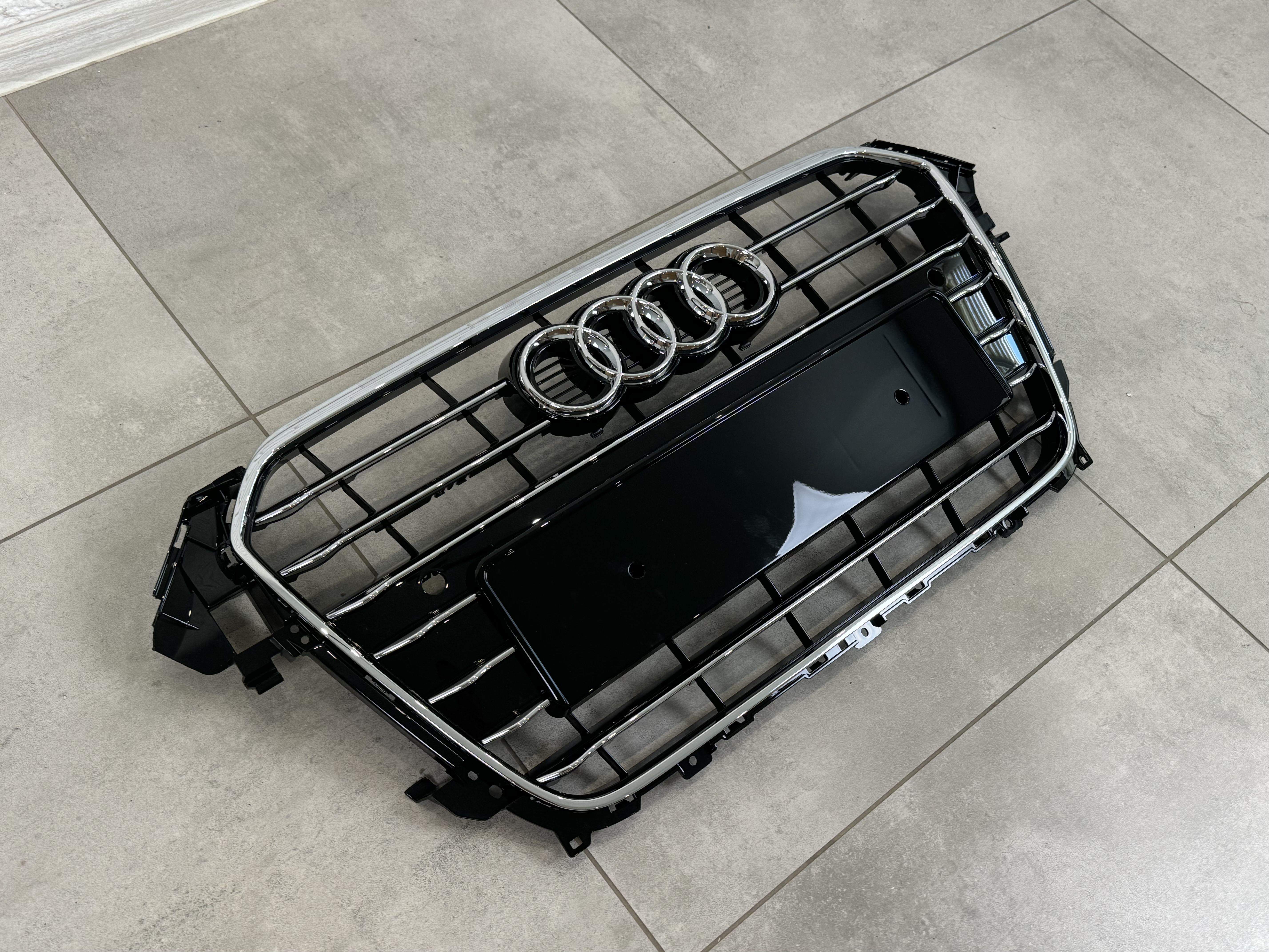 Решітка радіатора Audi A4 B8 2012-2015 чорна з хромом 3