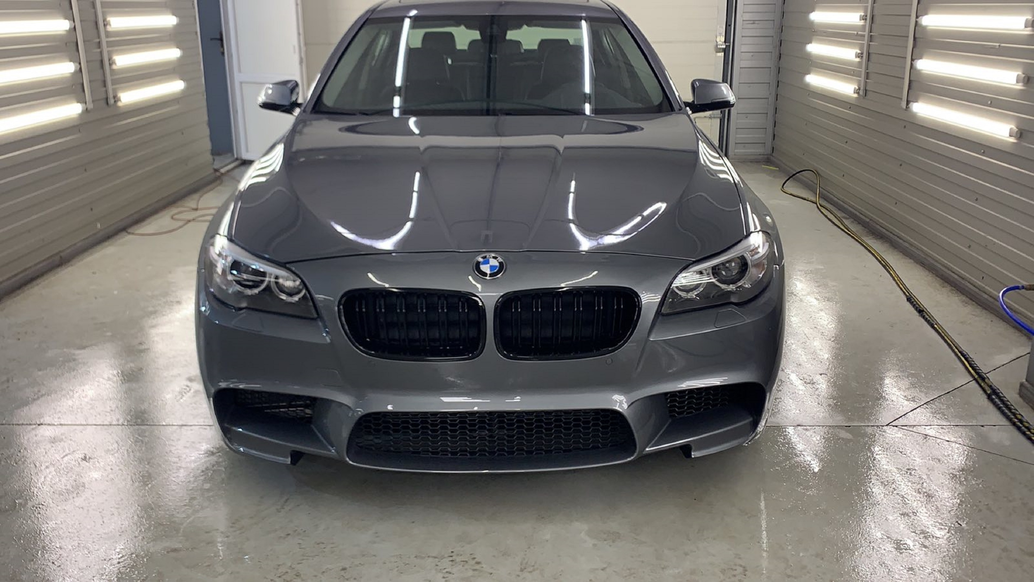 Передній бампер (стиль M5) на BMW 5 Series F10 / F11 2010-2017 року 5