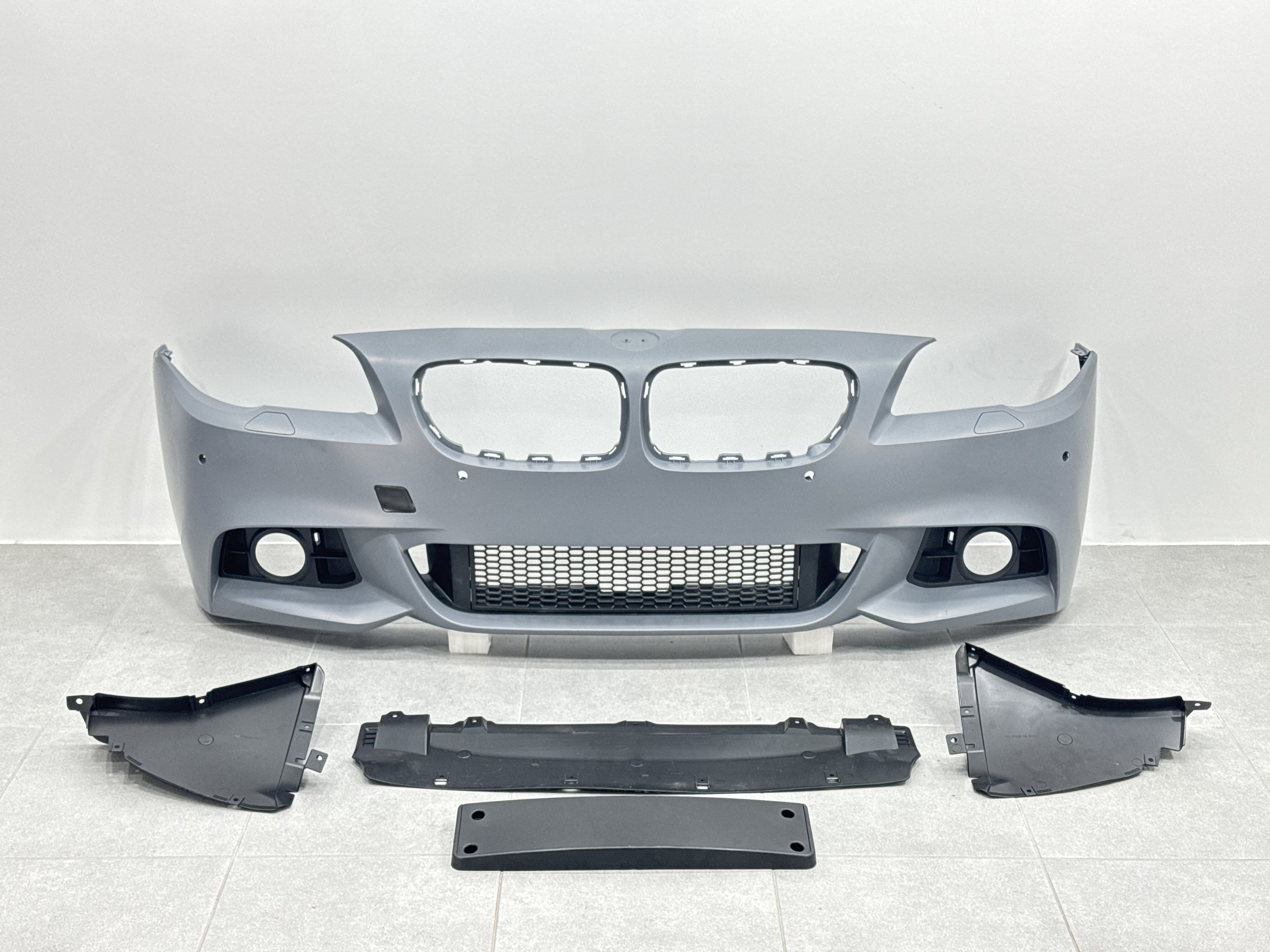 Комплект обвісу M paket рестайлинг 2013+ для BMW 5 series F10 2010-2016 (передній / задній бампер, пороги) 3