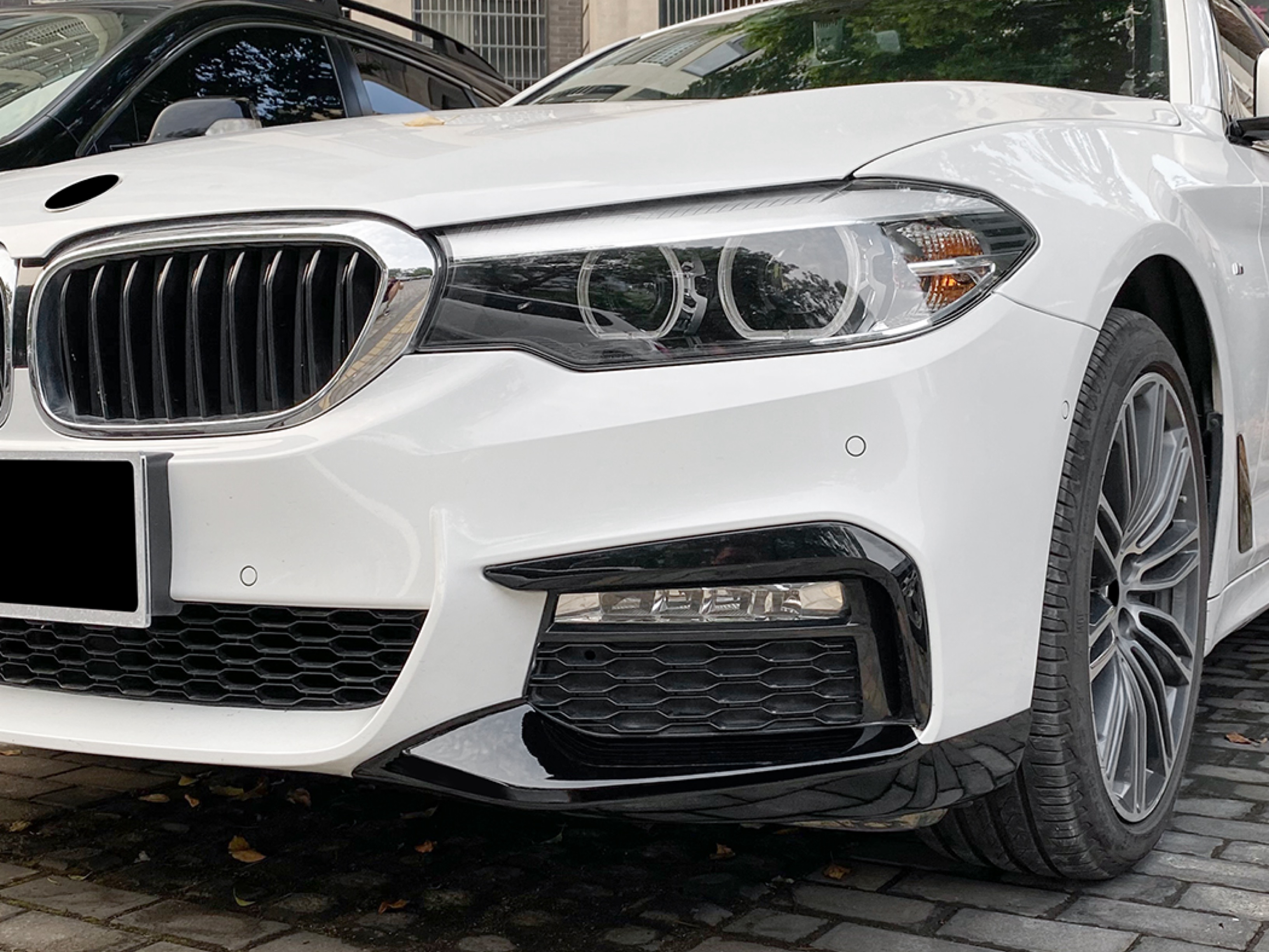 Ікла переднього бампера M performance BMW 5 series G30 G31 2016-2020 ABS пластик, чорний глянець 3