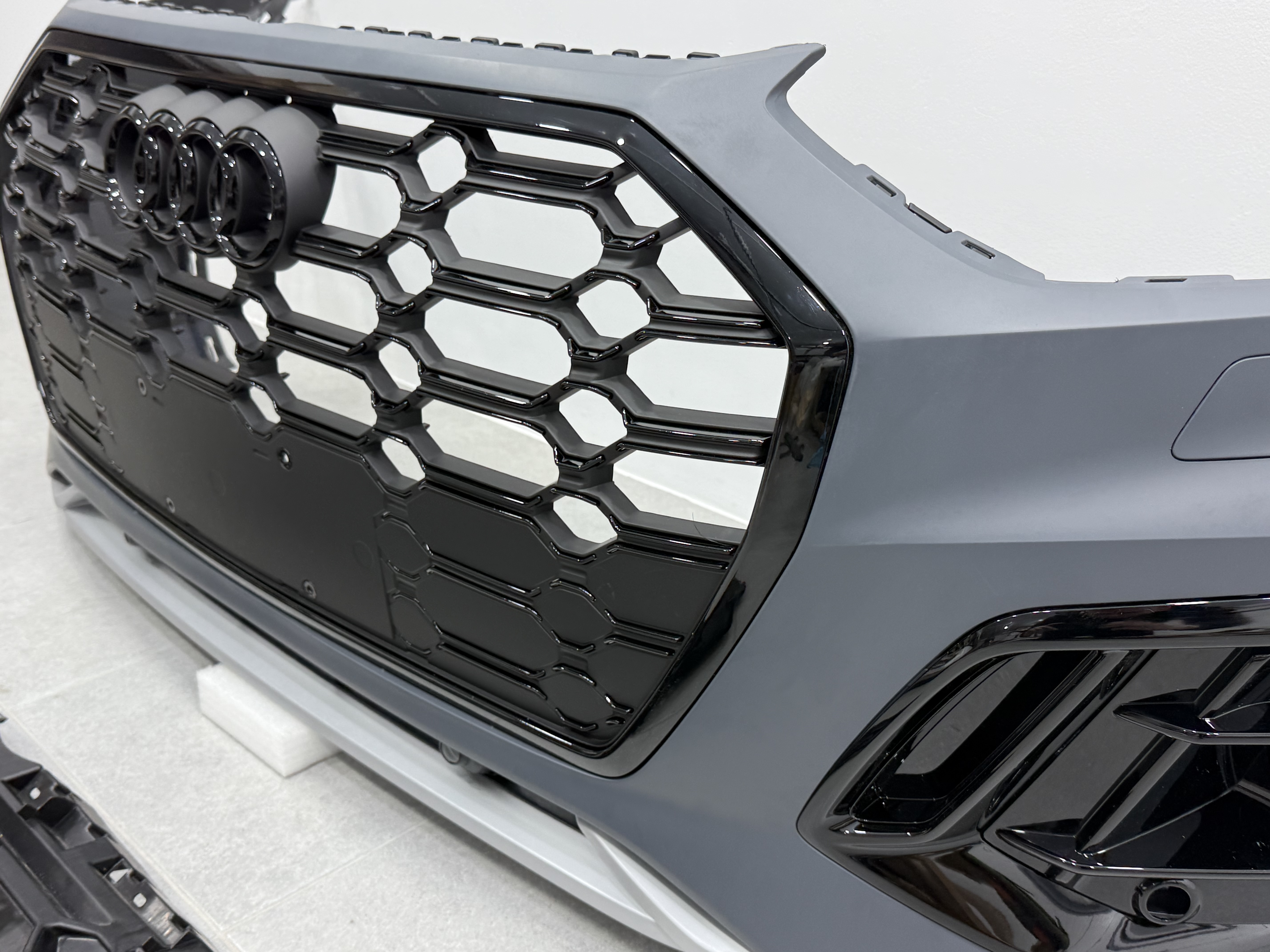 Бампер передній у зборі S-Line BLACK для Audi Q5 2021-2024 6
