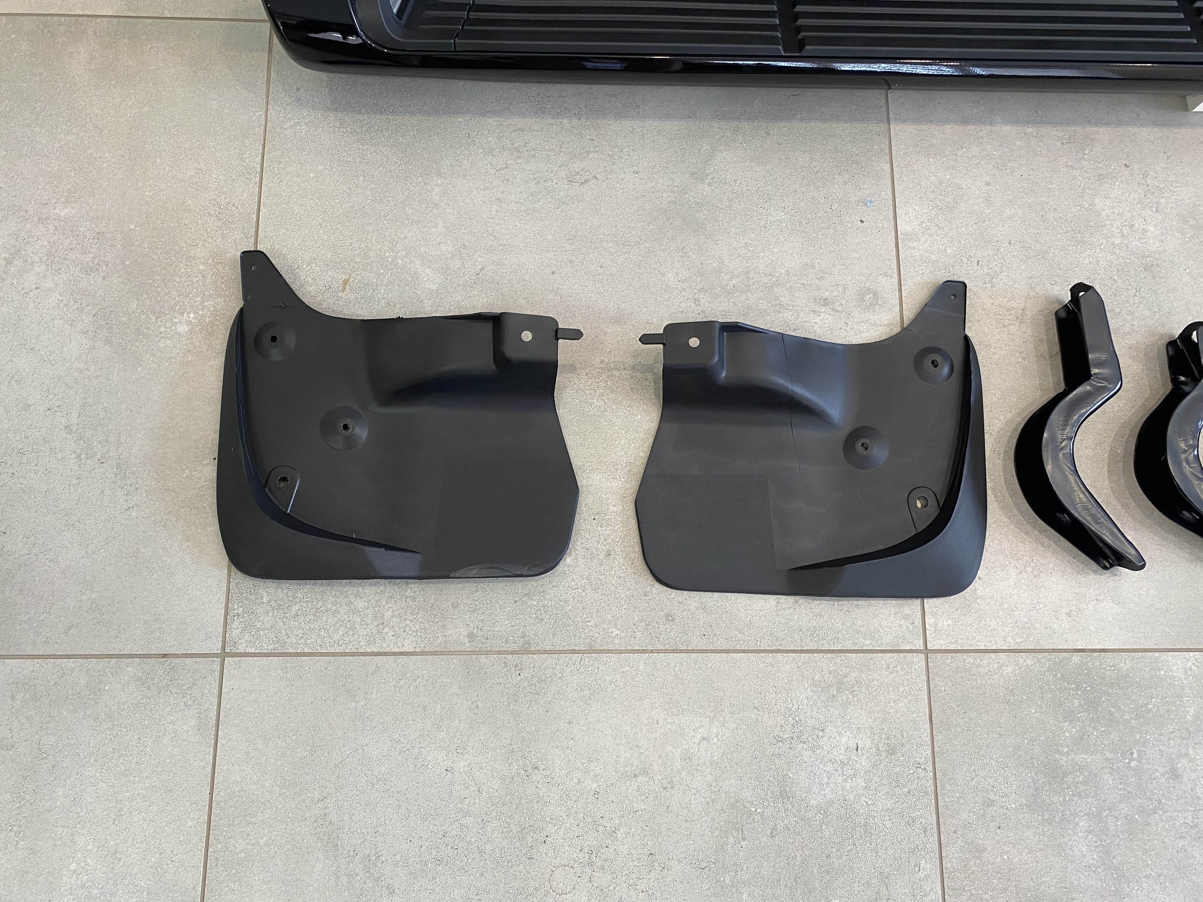 Пороги ОЕМ Toyota Land Cruiser 200 2007-2021 / Lexus LX 570 2007-2015 з підсвічуванням в стилі Lexus (колір чорний) 2