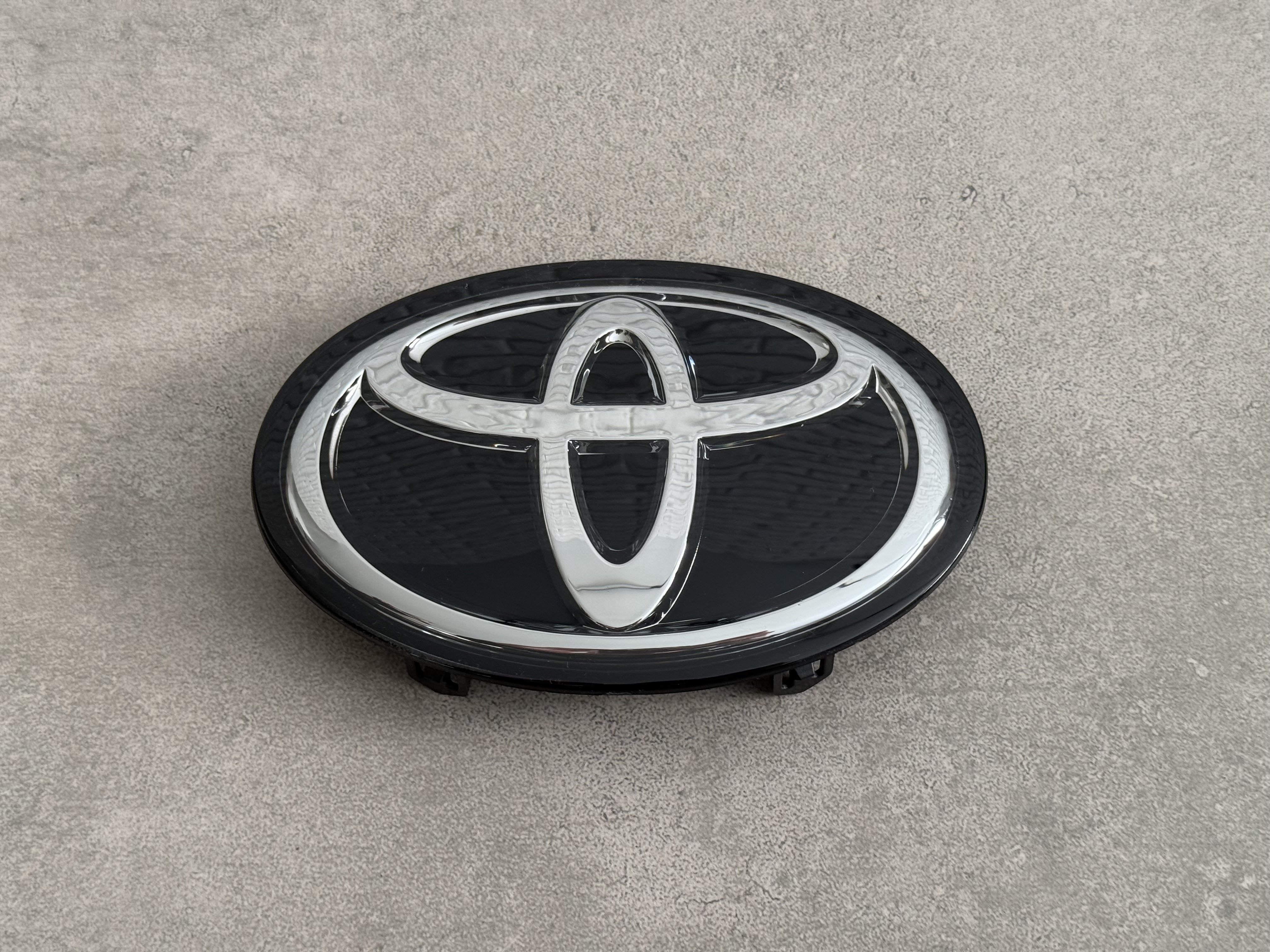 Емблема TOYOTA чорна ПІД ДИСТРОННИК 5314133130 5